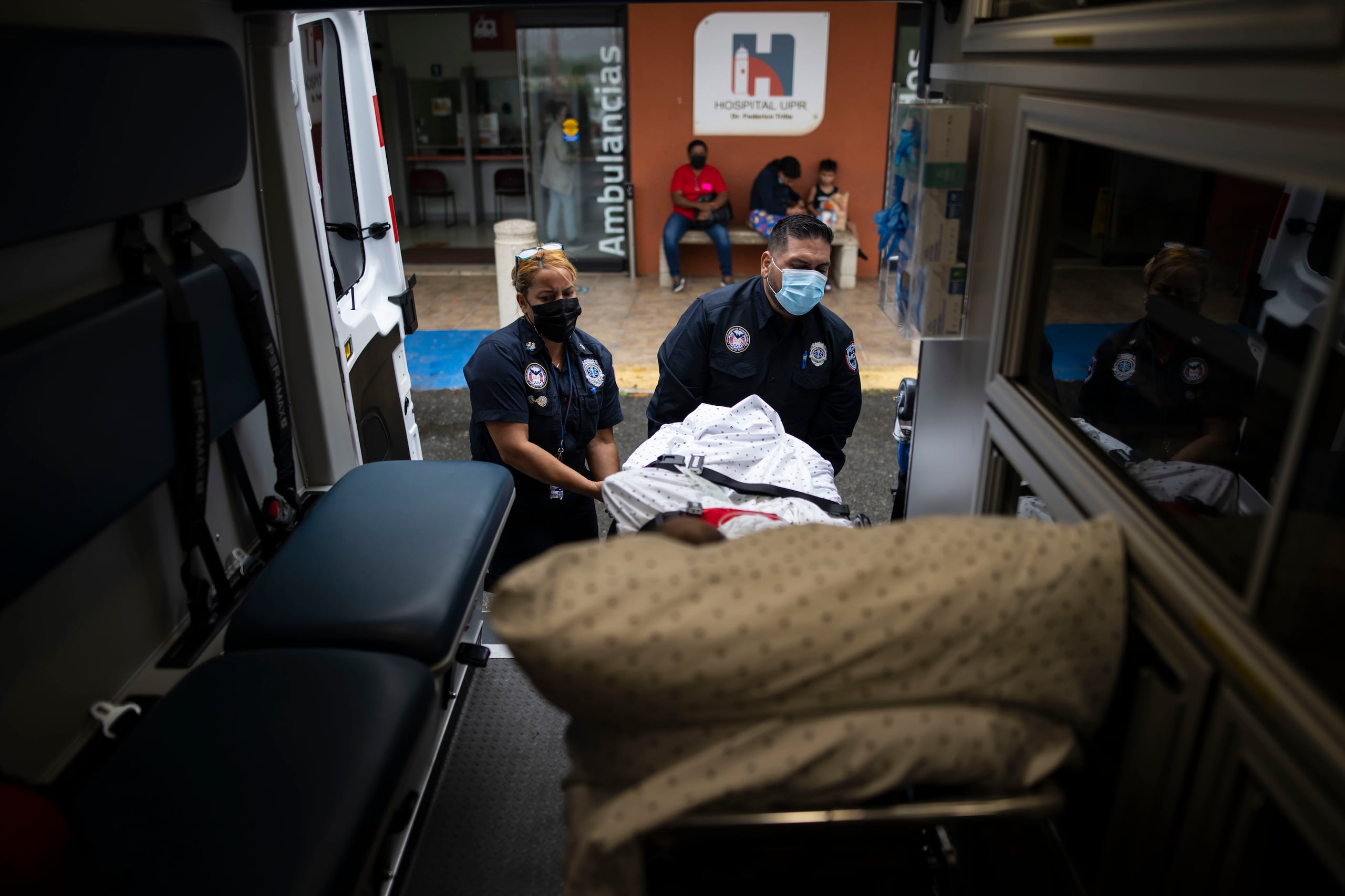 Paramédicos trasladan a un paciente al hospital. FOTO POR: Carlos Giusti/GFR Media