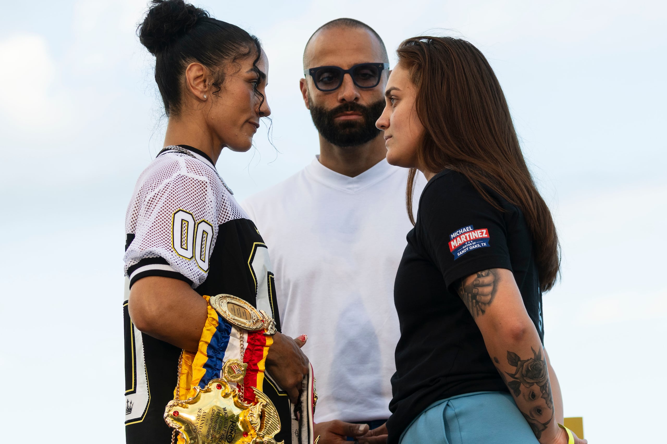 Amanda Serrano y Reina Téllez se ven las caras en la conferencia de prensa para su pelea del sábado en el Coliseo Roberto Clemente.