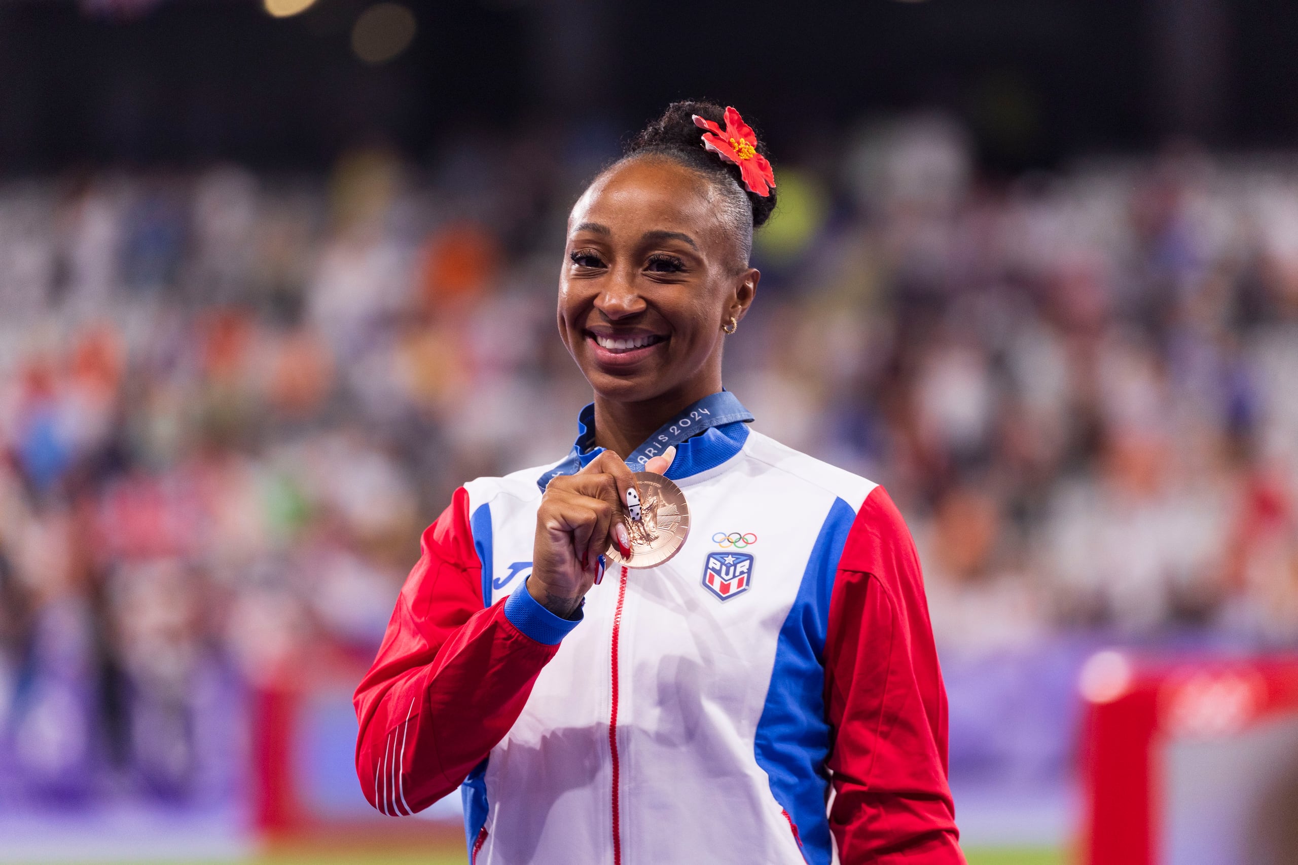 Jasmine Camacho Quinn muestra la medalla de bronce que ganó en la final de los 100 metros con vallas de los Juegos Olímpicos de París 2024.