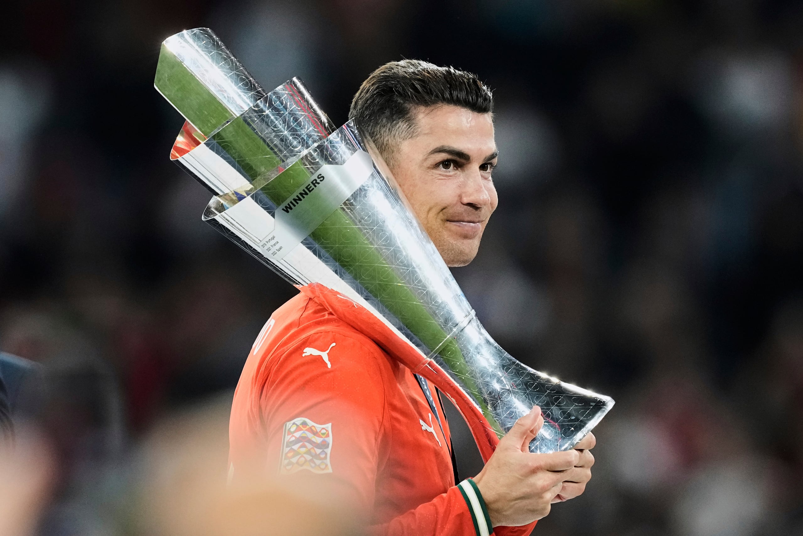 Cristiano Ronaldo, de Portugal, sostiene el trofeo después de ganar el campeonato de la Liga de Naciones en el Allianz Arena en Múnich, Alemania, el domingo 8 de junio de 2025.
