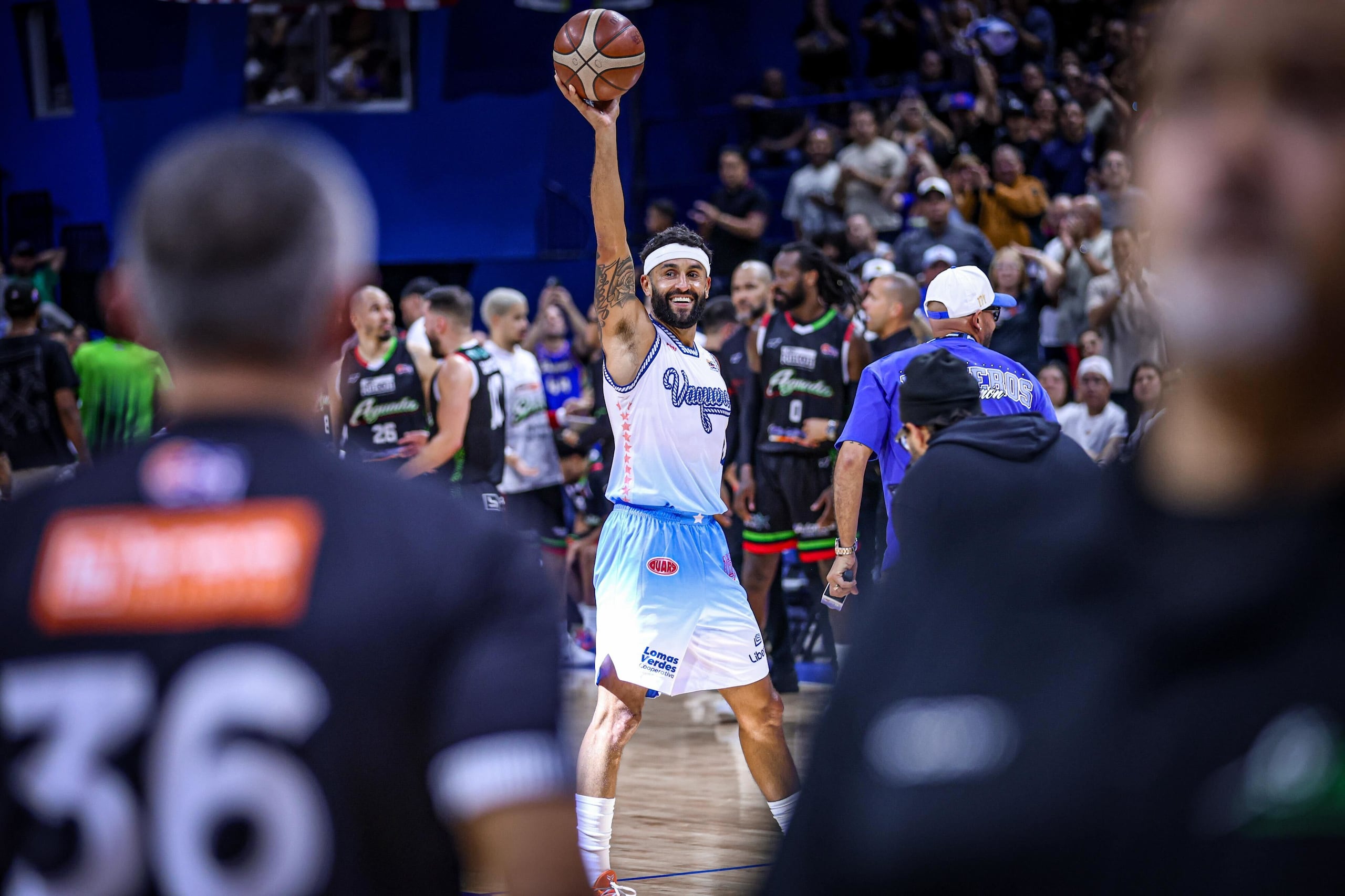 Javier Mojica con el balón que encestó para convertirse en el quinto mejor anotador de tres puntos en la historia del BSN.