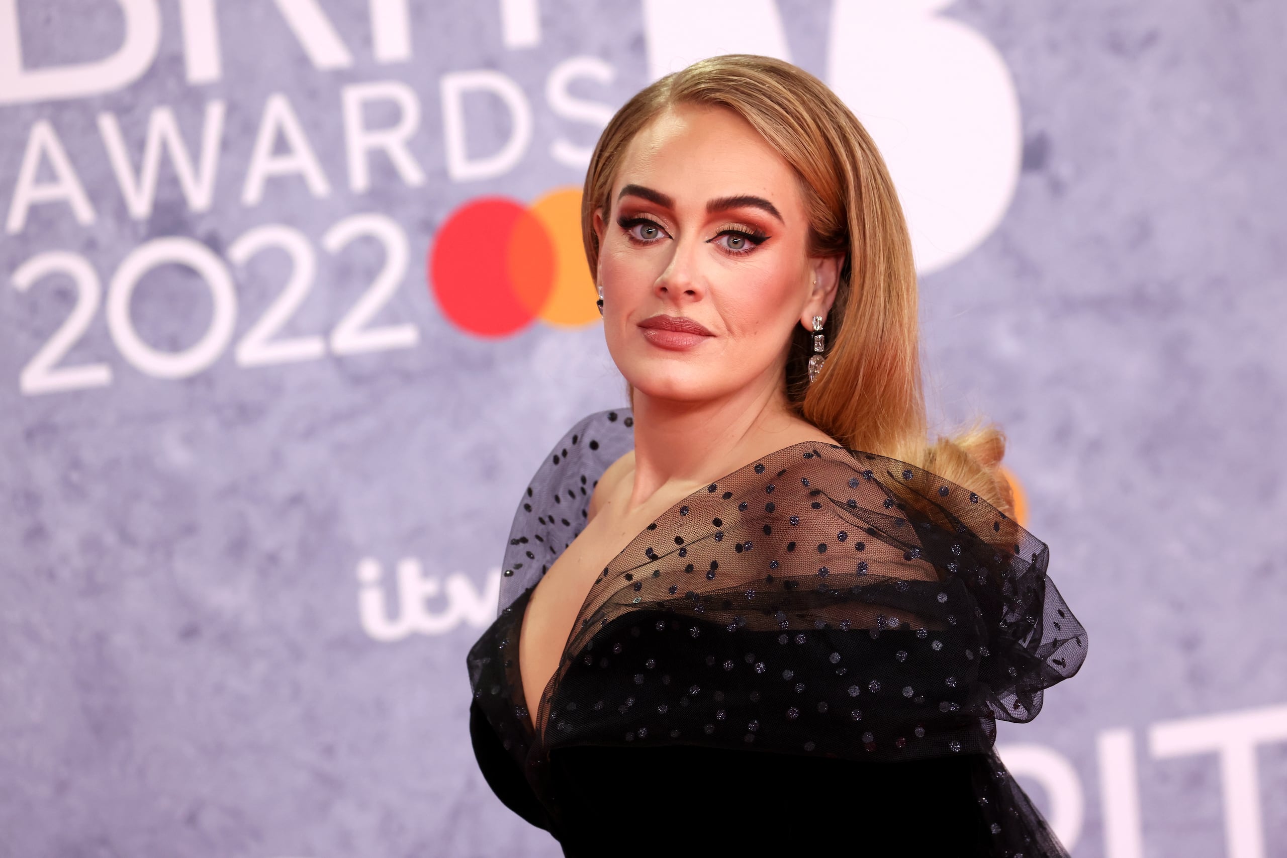 “¿Han notado cómo la gente está olvidando las malditas normas de etiqueta en los espectáculos en este momento?”, expresó Adele a semanas luego que se dieran varios incidentes donde lanzan objetos contundentes contra artistas durante un concierto.