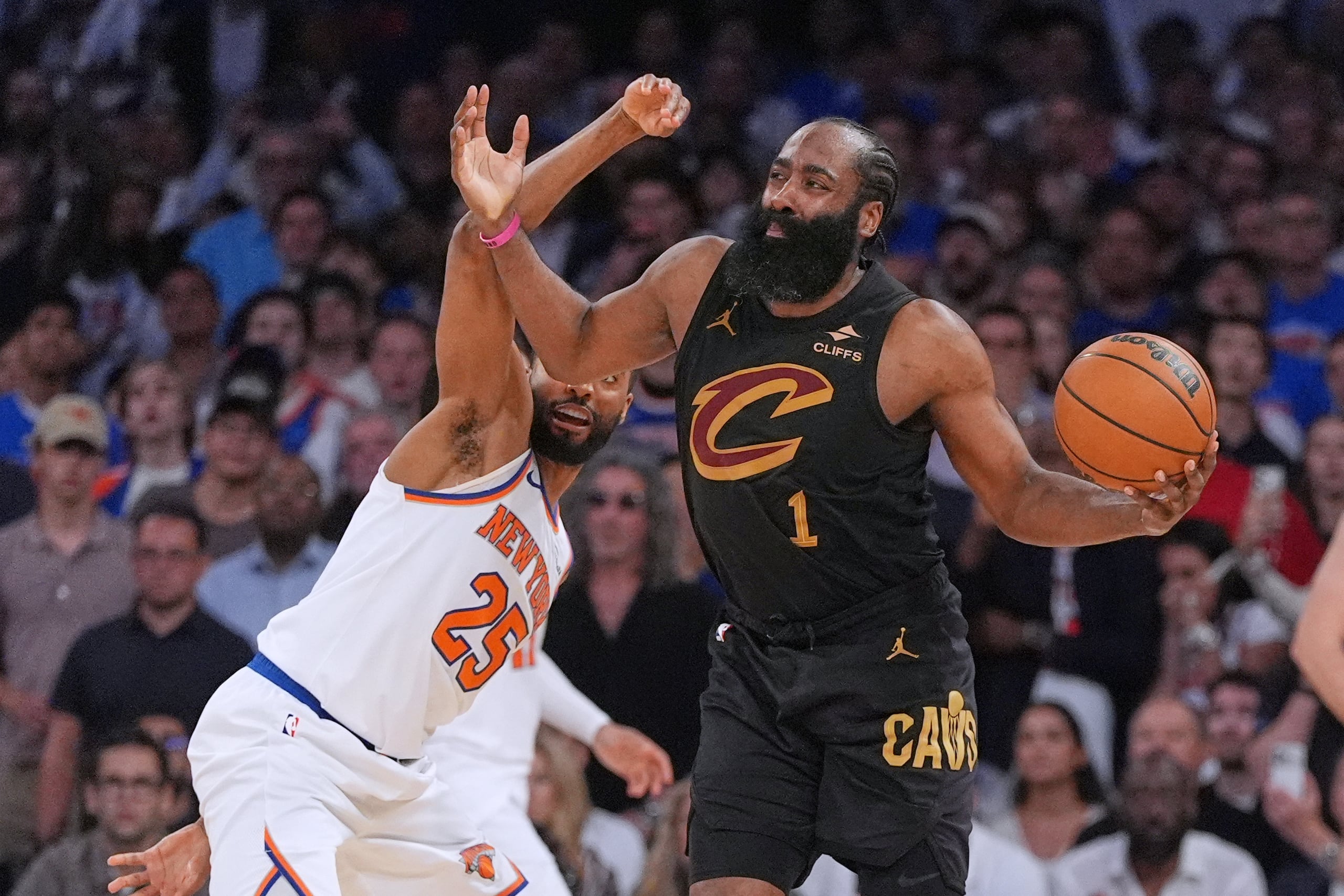 James Harden se queja sobre la presión de Mikal Bridges durante el primer juego de la final de la Conferencia del Este entre Nueva York y Cleveland.