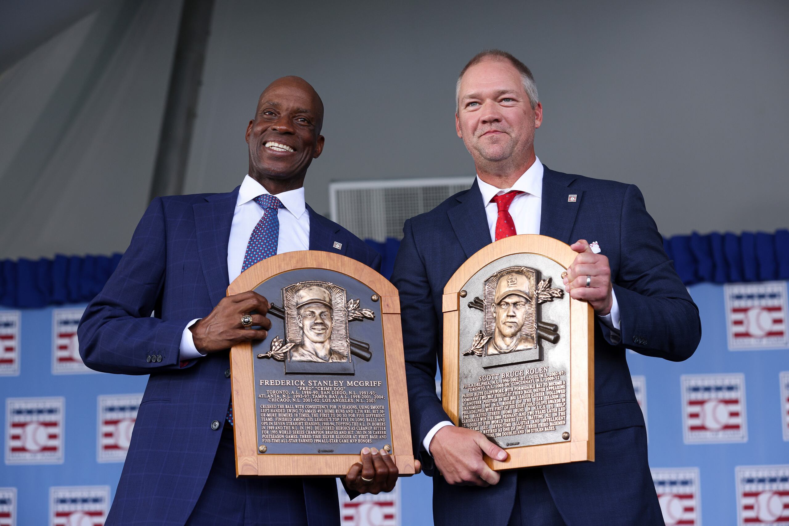 Fred McGriff -a la izquierda, y Scott Rolen - a su lado- muestran las placas de inmorales en el Salon de la Fama de Béisbol en Cooperstown, Nueva York.