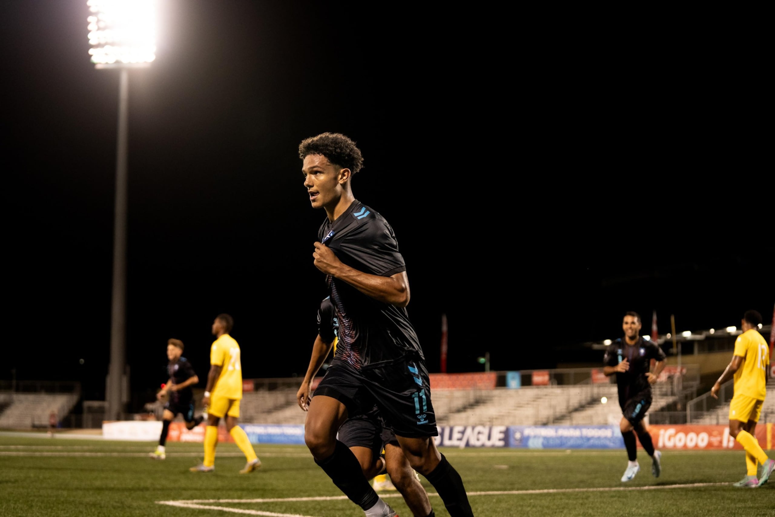 Leandro Antonetti, de Puerto Rico, celebra tras marcar un gol ante Aruba en partido correspondiente a la Liga de Naciones de la Concacaf.