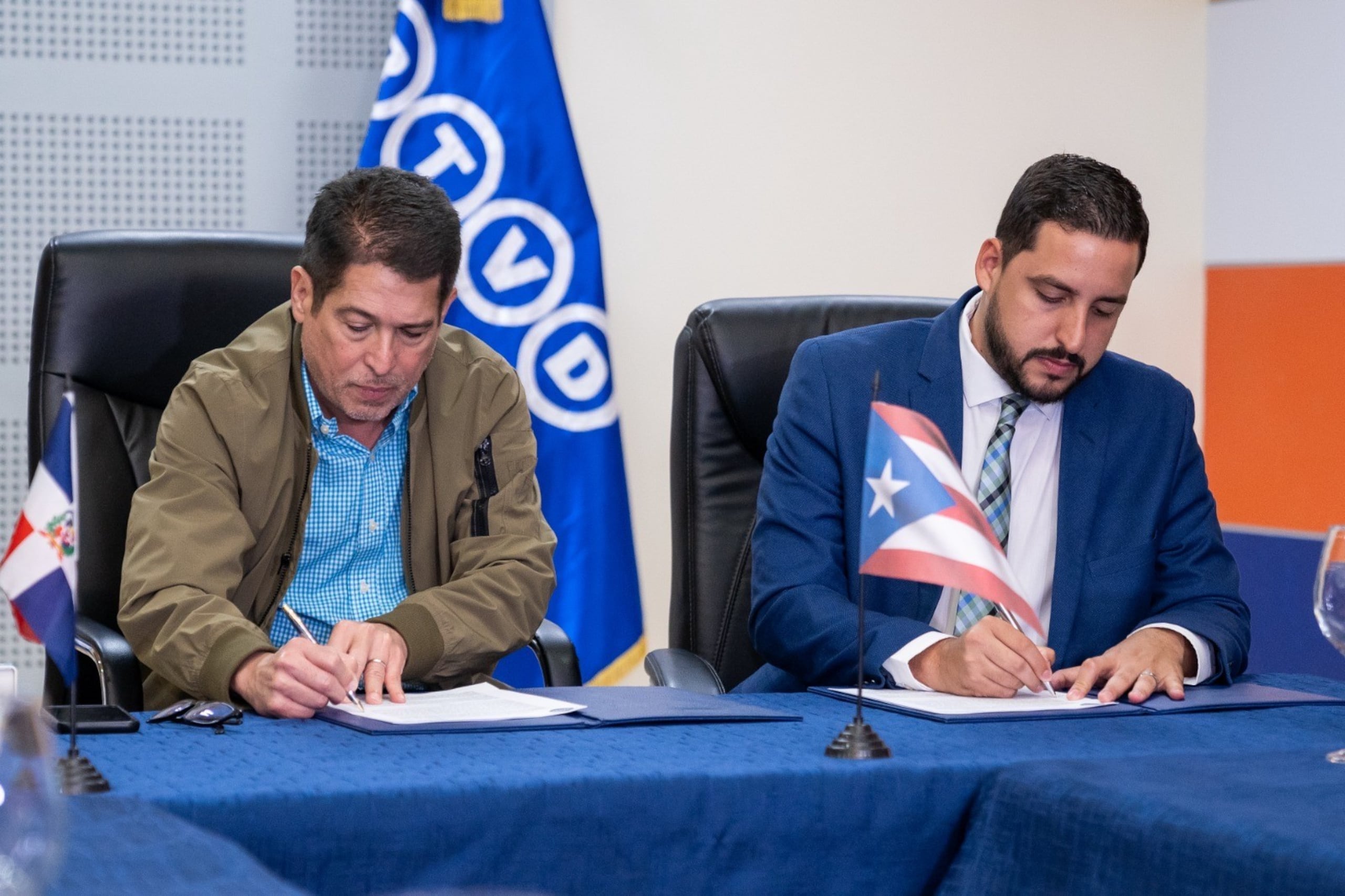 En la foto, Yván Miguel Ruiz Guerrero, Director General Corporación Estatal de Radio y Televisión (CERTV) y Jorge Pagán Pagán, Presidente Corporación de Puerto Rico para la Difusión Pública.
