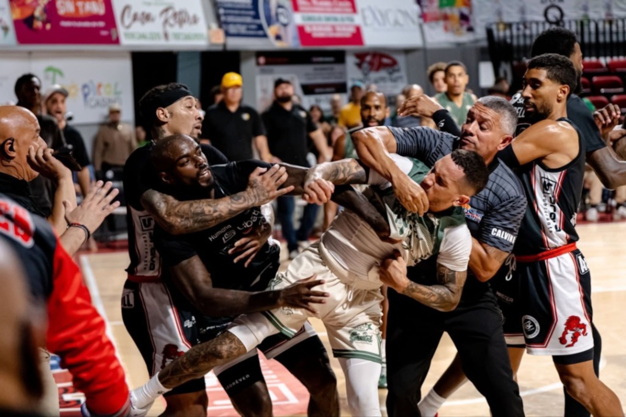 Imagen suministrada por el Baloncesto Superior Nacional del altercado entre Byron Allen  y Luis López.