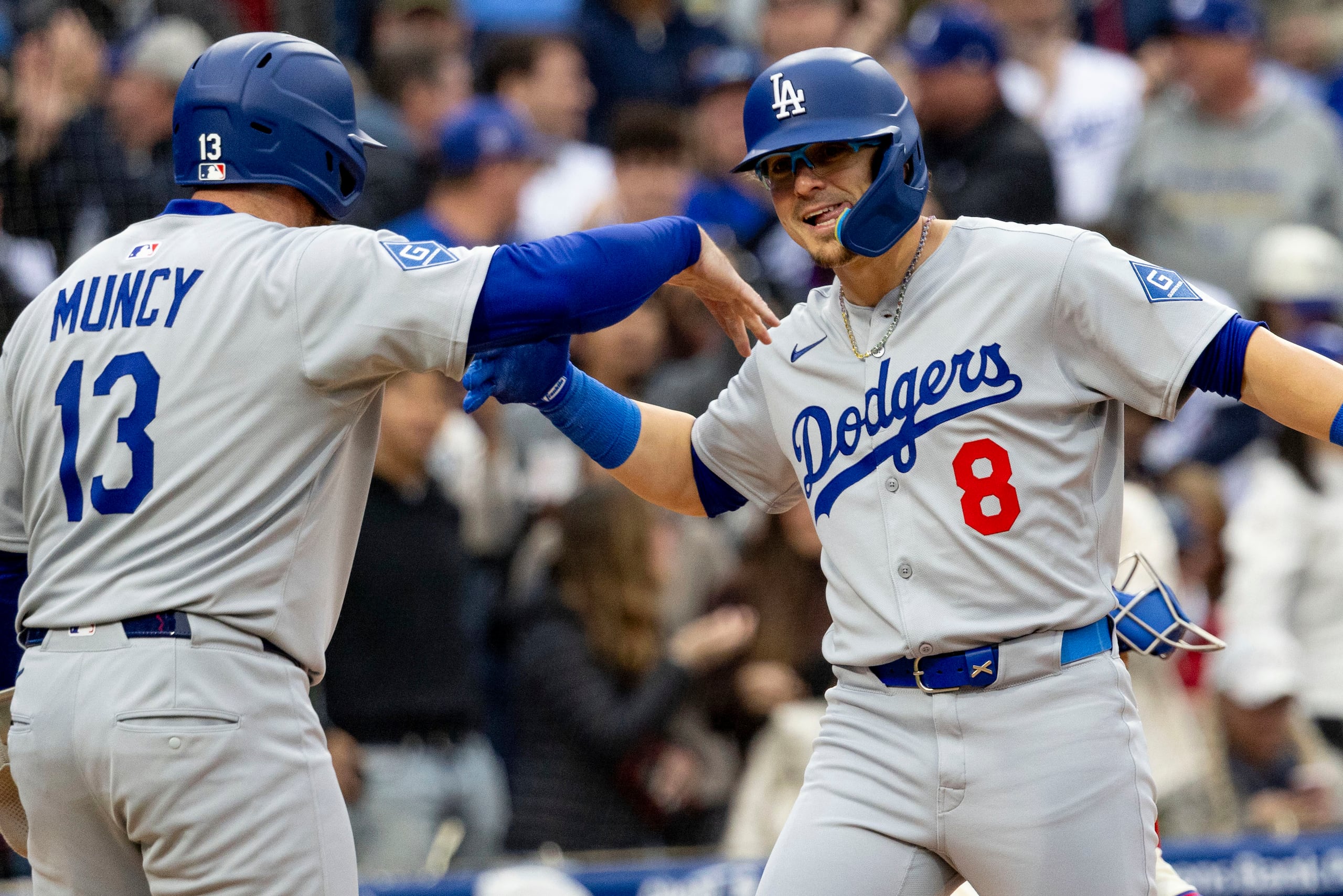 El puertorriqueño Kiké Hernández (derecha) festeja con Max Muncy tras conectar un jonrón por los Dodgers de Los Ángeles ante los Filis de Filadelfia, el sábado 5 de abril de 2025 (AP Foto/Laurence Kesterson)