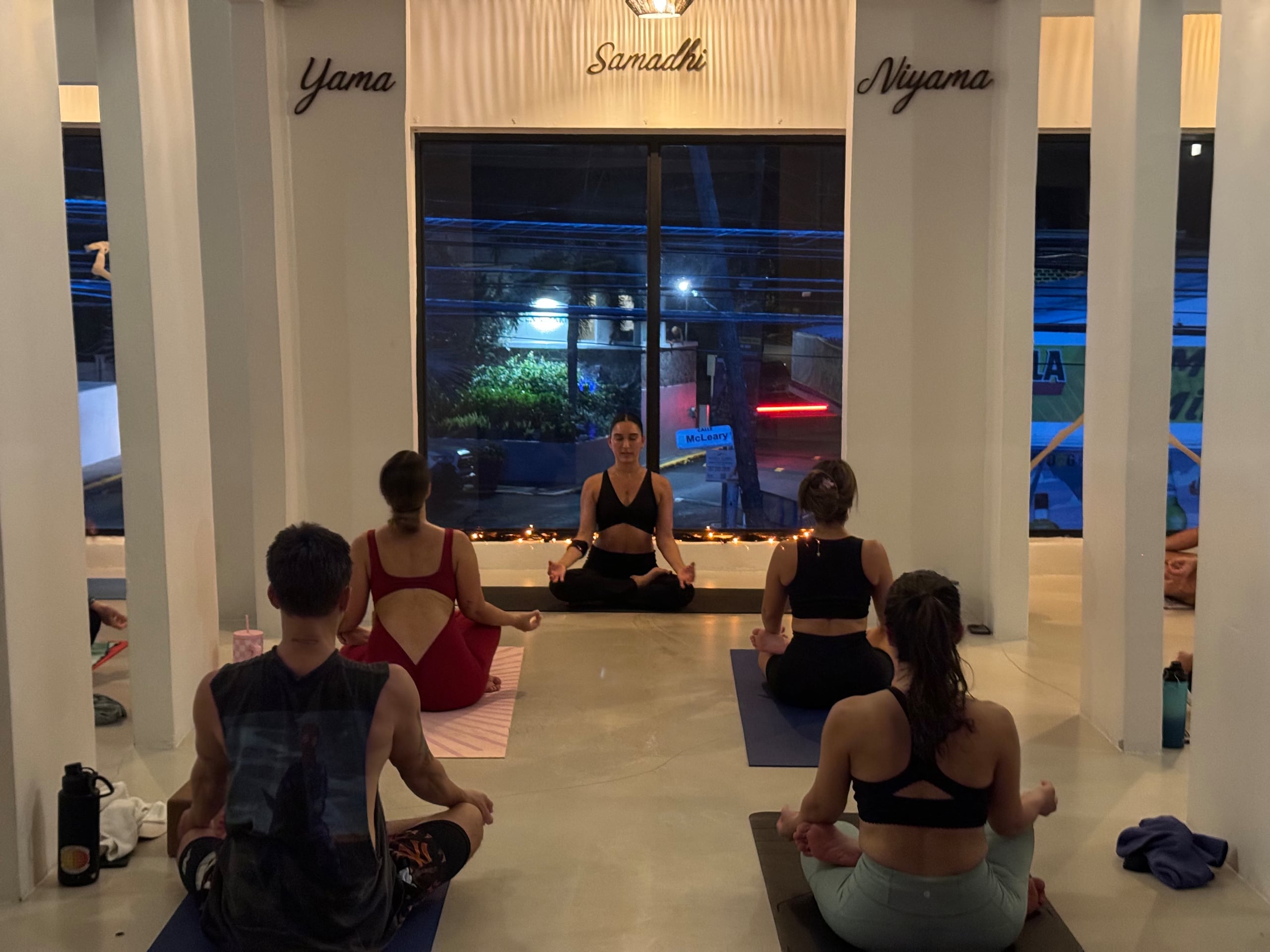 El yoga no solo fortalece el cuerpo, sino que también mejora la salud mental y emocional.