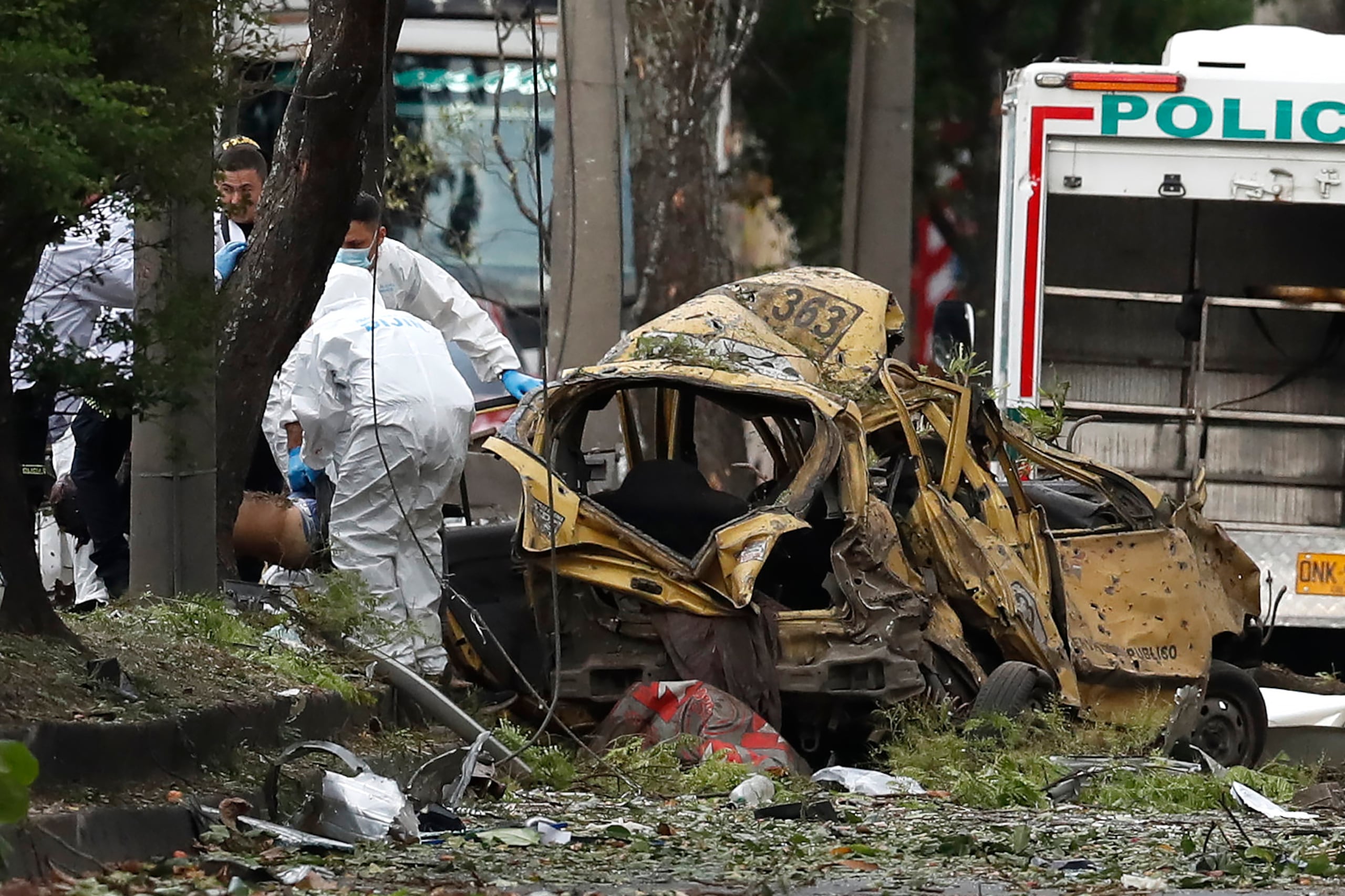 En paralelo, fue reportada la detonación de un vehículo cargado con explosivos en inmediaciones de la base aérea Marco Fidel Suárez, una escuela militar de aviación de la ciudad de Cali.