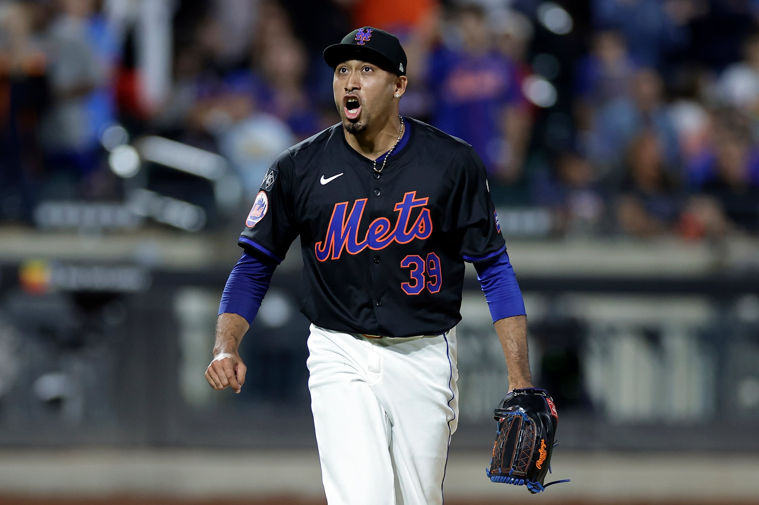 Edwin Díaz, de los Mets durante el juego contra los Reds.