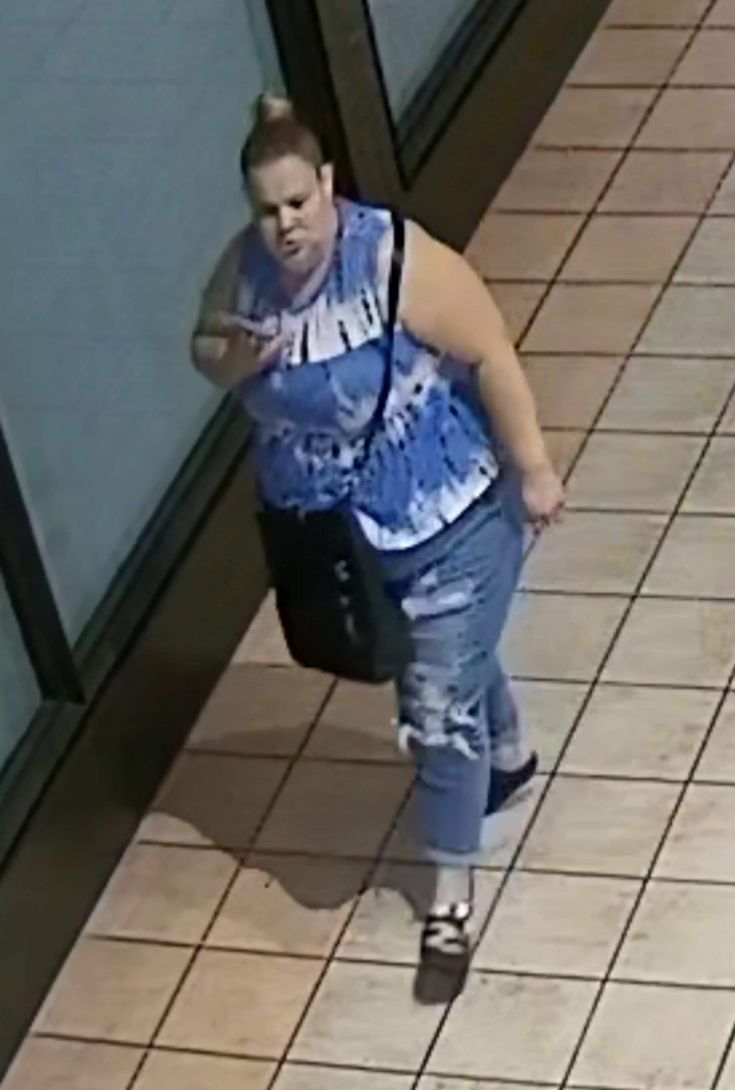 Esta mujer es sospechosa de apropiarse de productos de belleza con un valor de unos $2,000 de la tienda Sephora, en el centro comercial Plaza Las Américas.