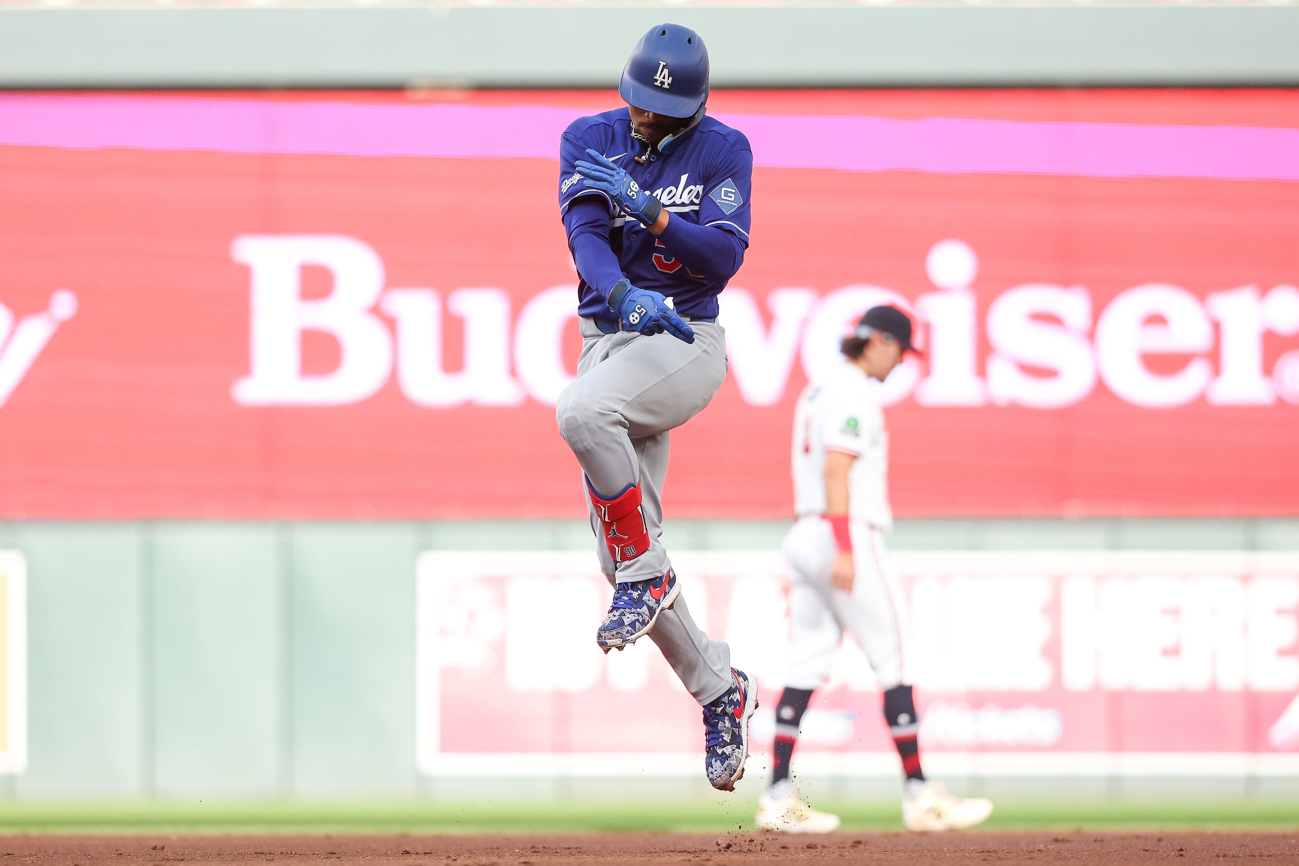 Mookie Betts, de los Dodgers de Los Ángeles, celebra el jonrón 300 de su carrera mientras corre las bases en la segunda entrada del juego de béisbol de Grandes Ligas.