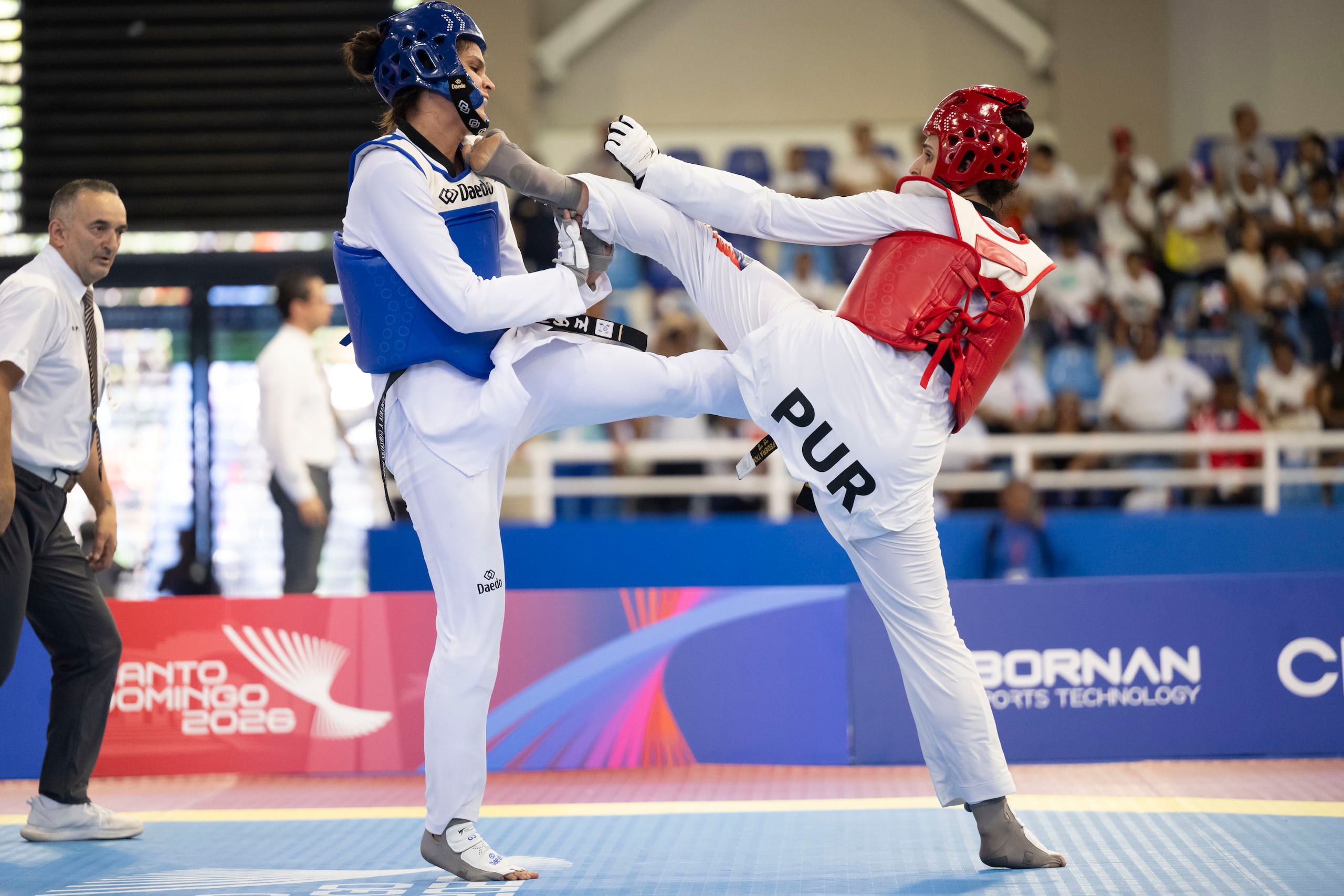 Naishka Román conecta una patada a su rival.