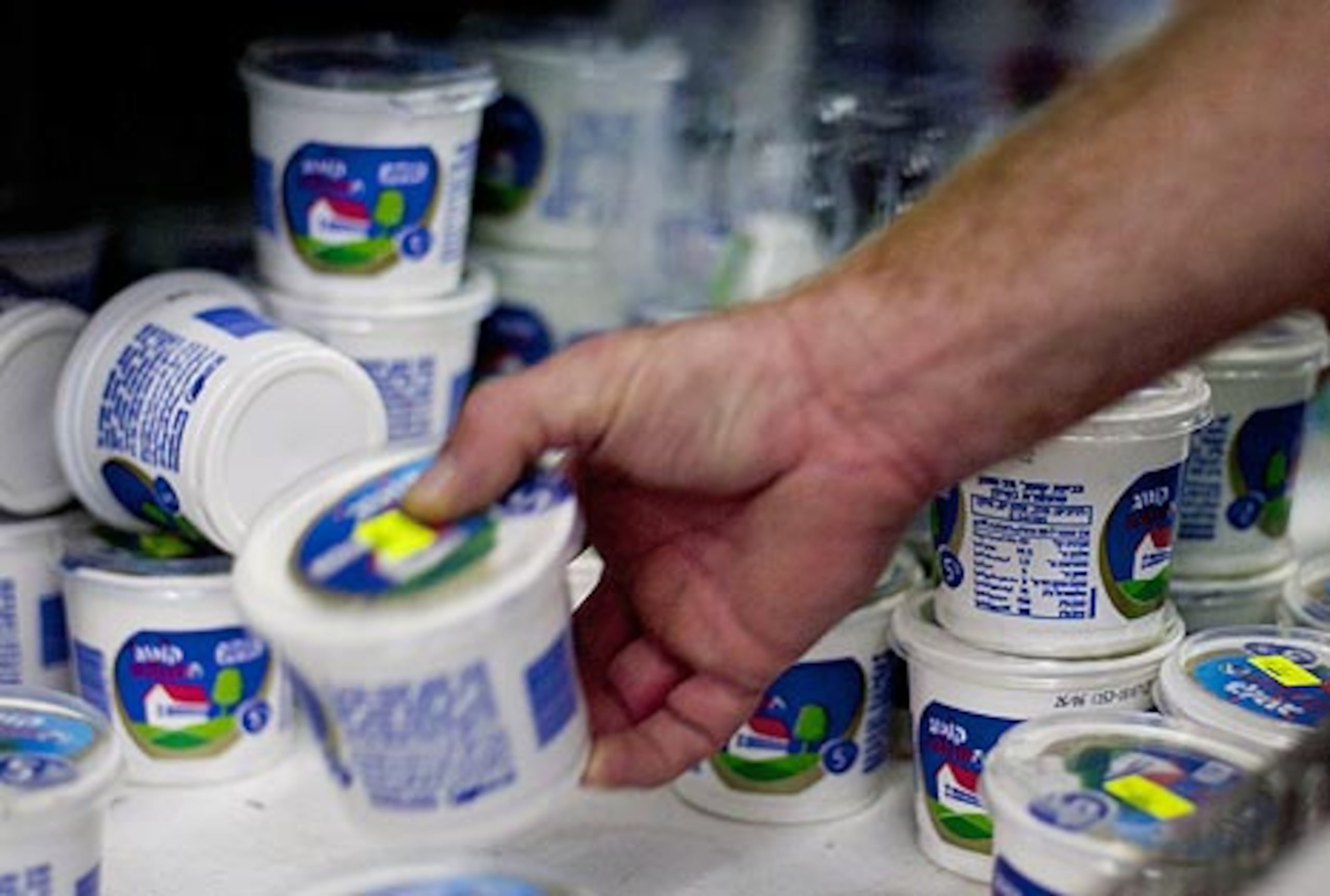 El queso cottage es el eje de una controversia entre los israelíes, quienes no aprueban el reciente aumento a su costo en los supermercados. Para boicotear el alza del precio, lanzaron una campaña por Facebook. (AP Photo/Sebastian Scheiner)