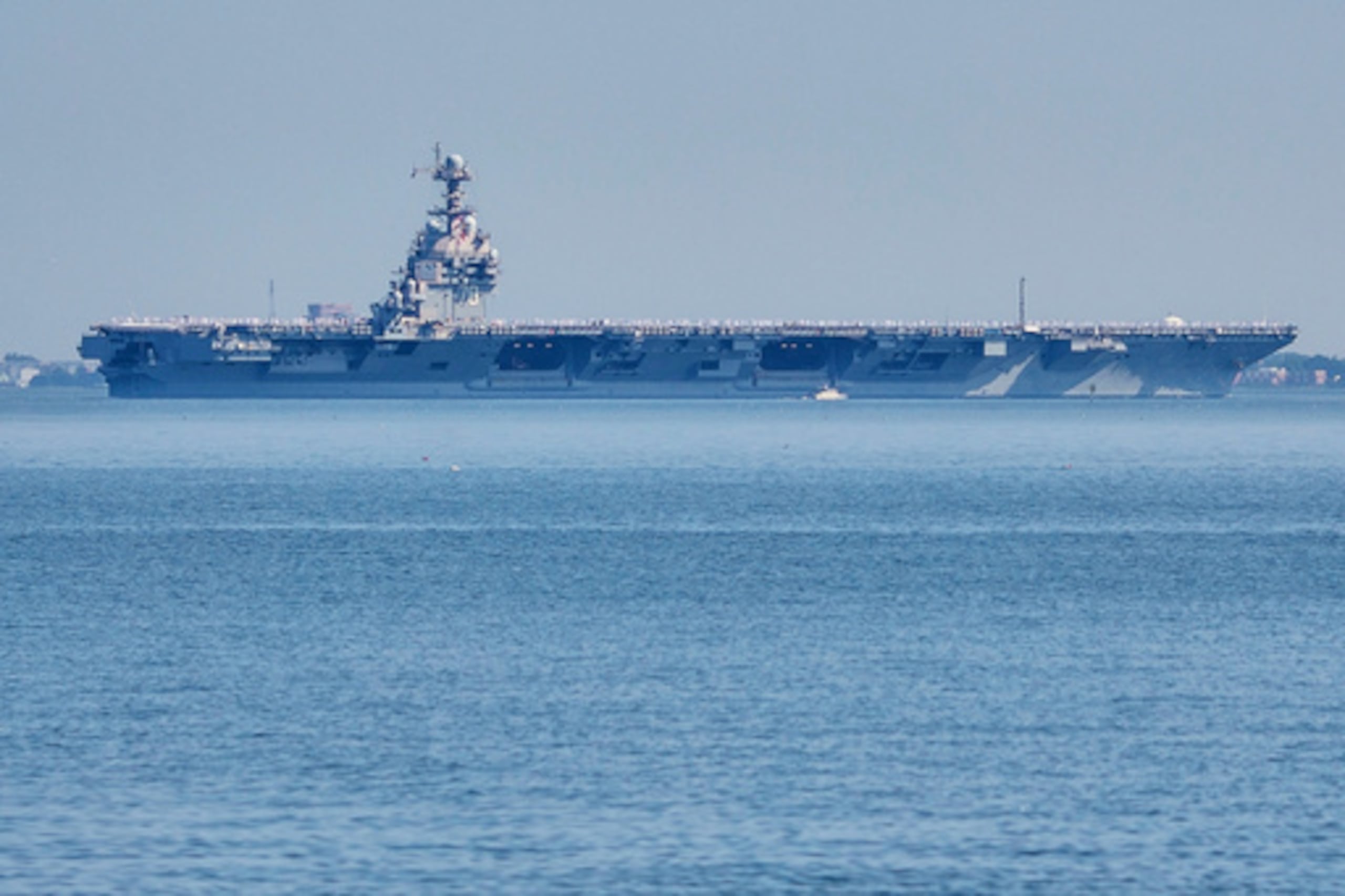 El portaaviones USS Gerald R. Ford saliendo de la Base Naval Norfolk, en Norfolk, Virginia, el 23 de junio del 2025. (AP foto/John Clark)