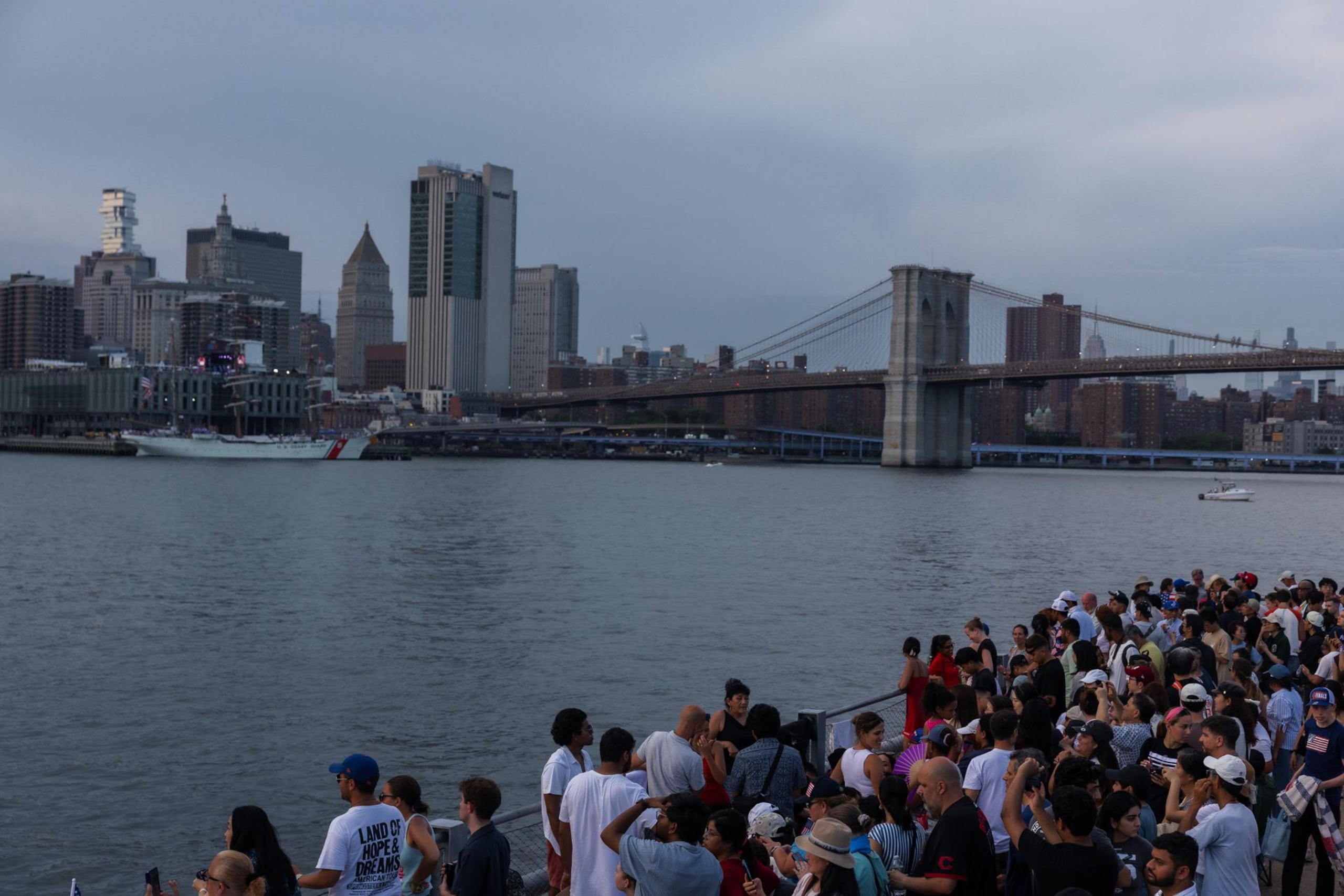 El Departamento de Bomberos de Nueva York dijo a medios locales que los ocho tripulantes fueron rescatados por sus equipos de emergencia y dos de ellos fueron evaluados in situ por lesiones leves.
