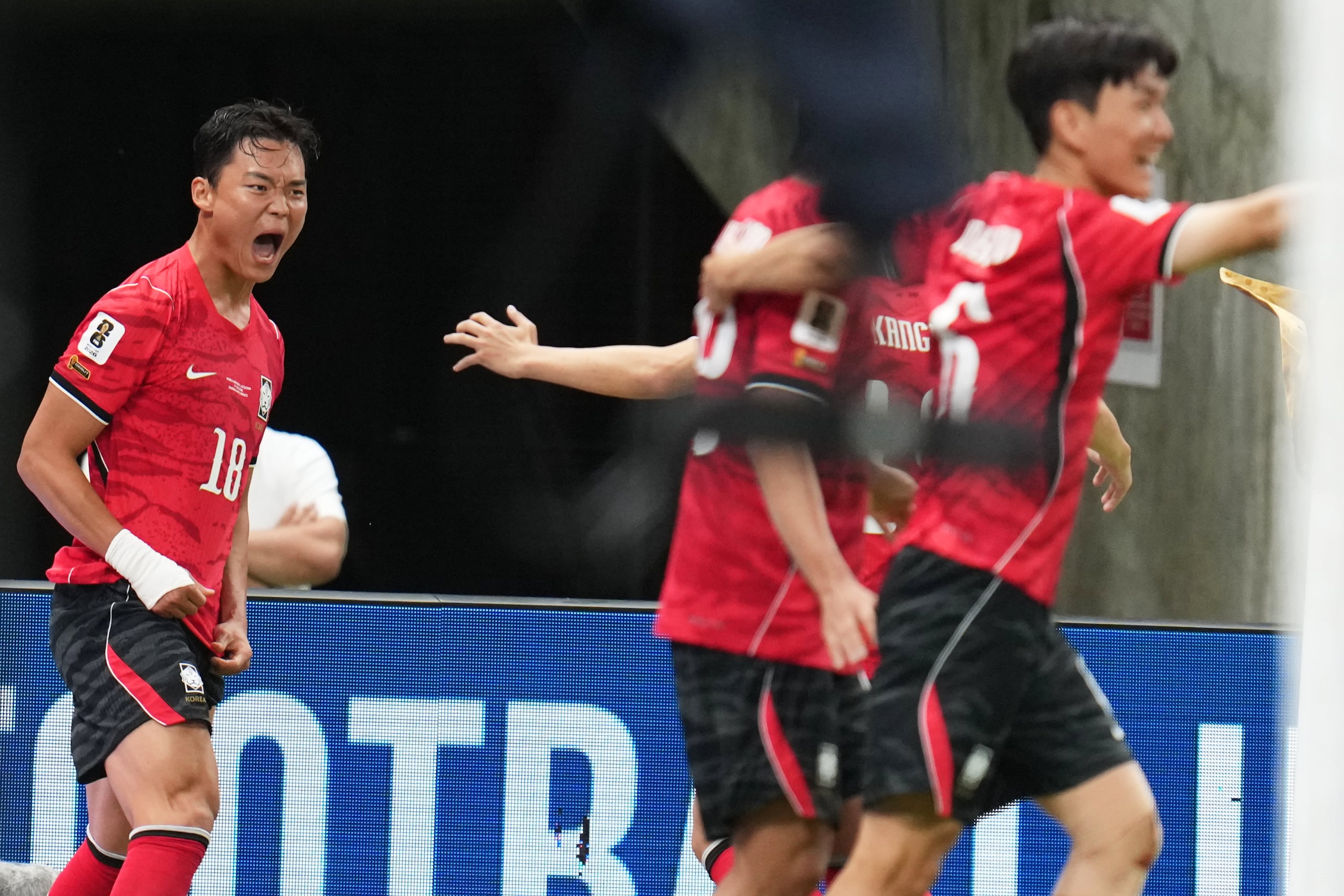 Oh Hyeon-gyu (izquierda), de Corea del Sur, festeja su gol ante República Checa en el Mundial.