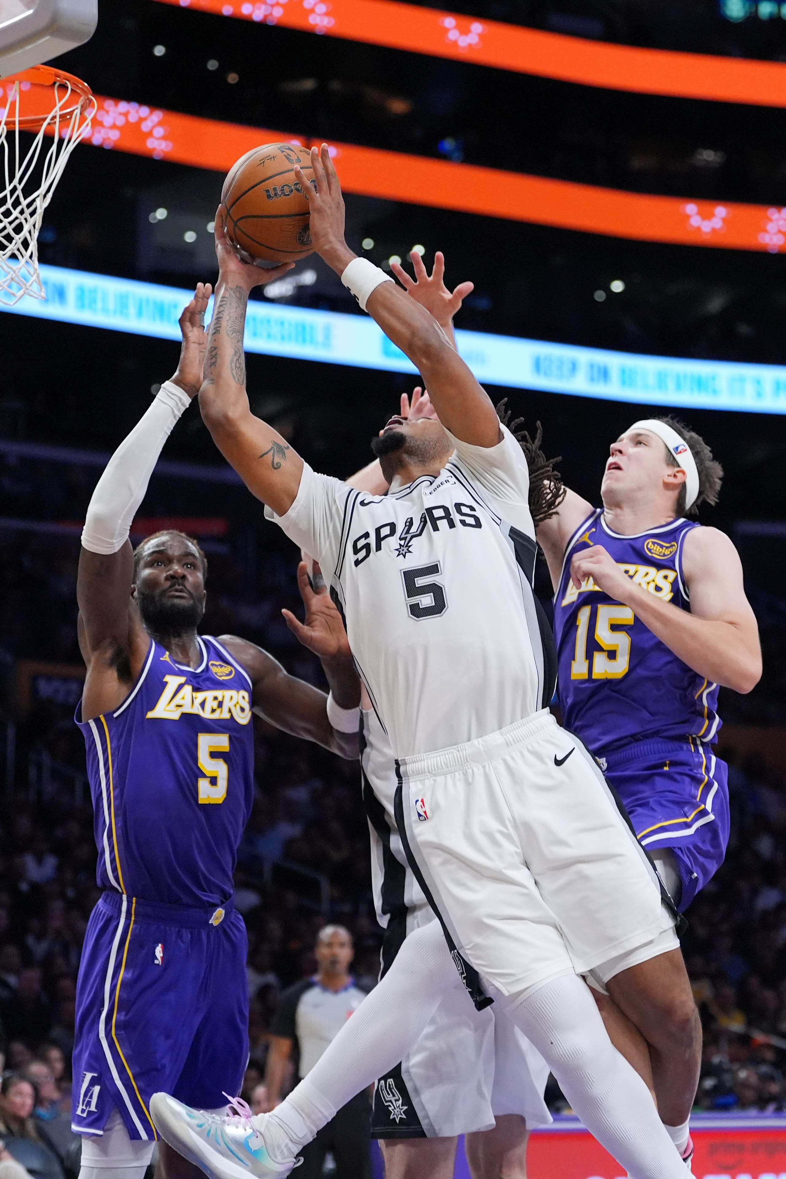 Stephon Castle, de los Spurs de San Antonio, dispara frente a Austin Reaves, de los Lakers de Los Ángeles, en los cuartos de final de la Copa NBA.