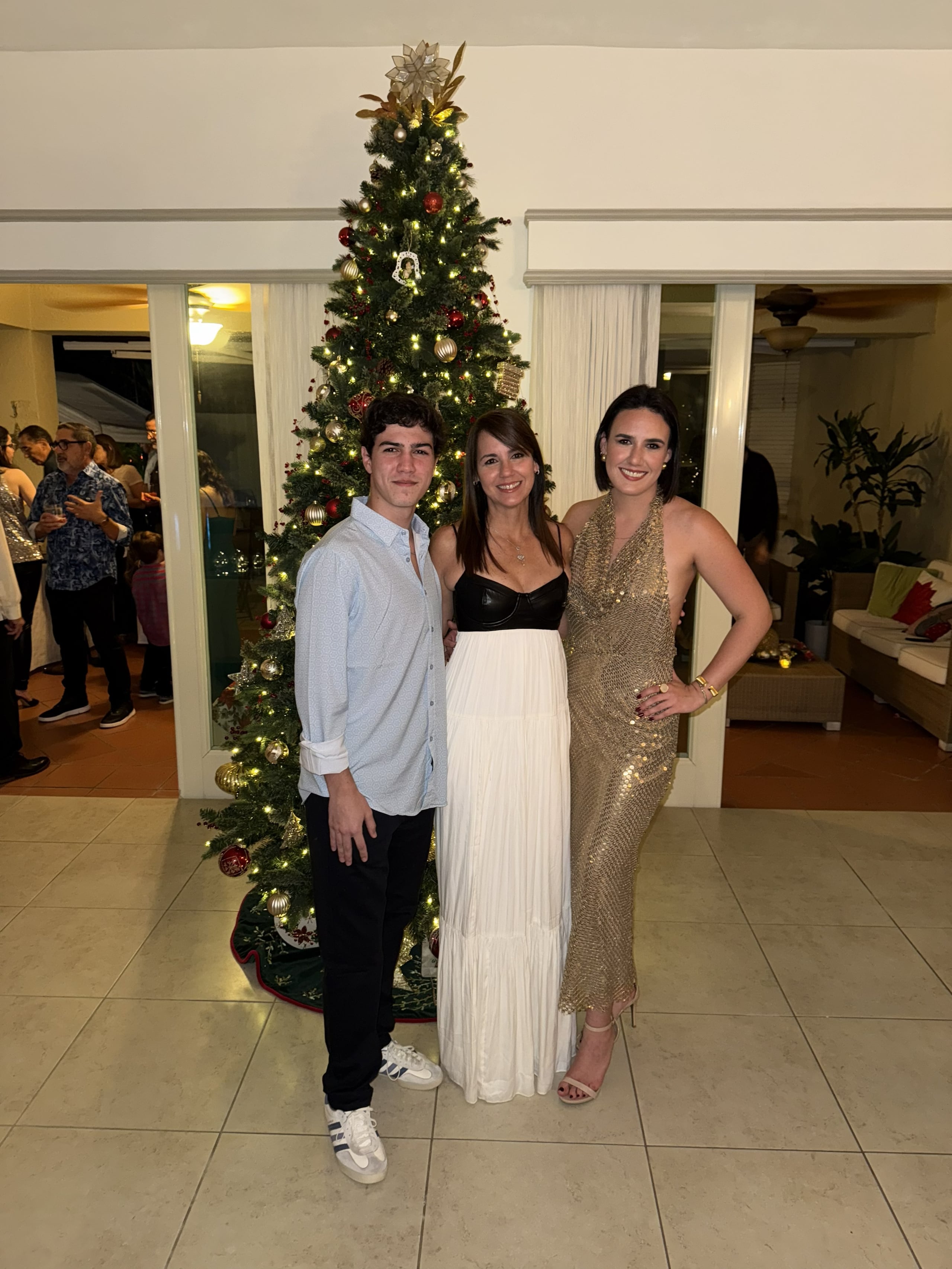 Maricarmen Navas y sus hijos John y María Victoria Hayes Navas