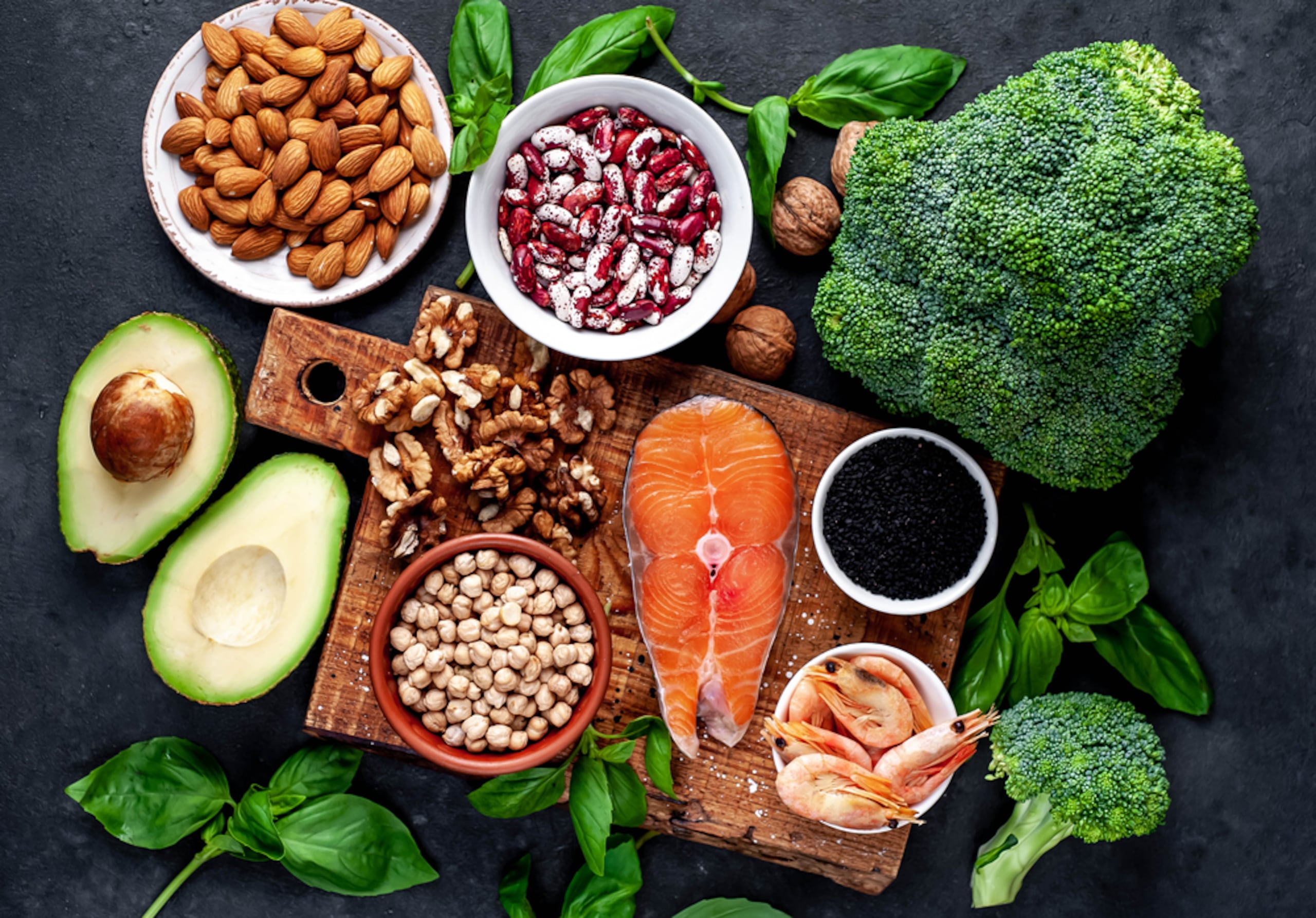 Una de las estrategias más efectivas es incorporar alimentos ricos en fitoestrógenos, compuestos vegetales que actúan de forma similar al estrógeno.