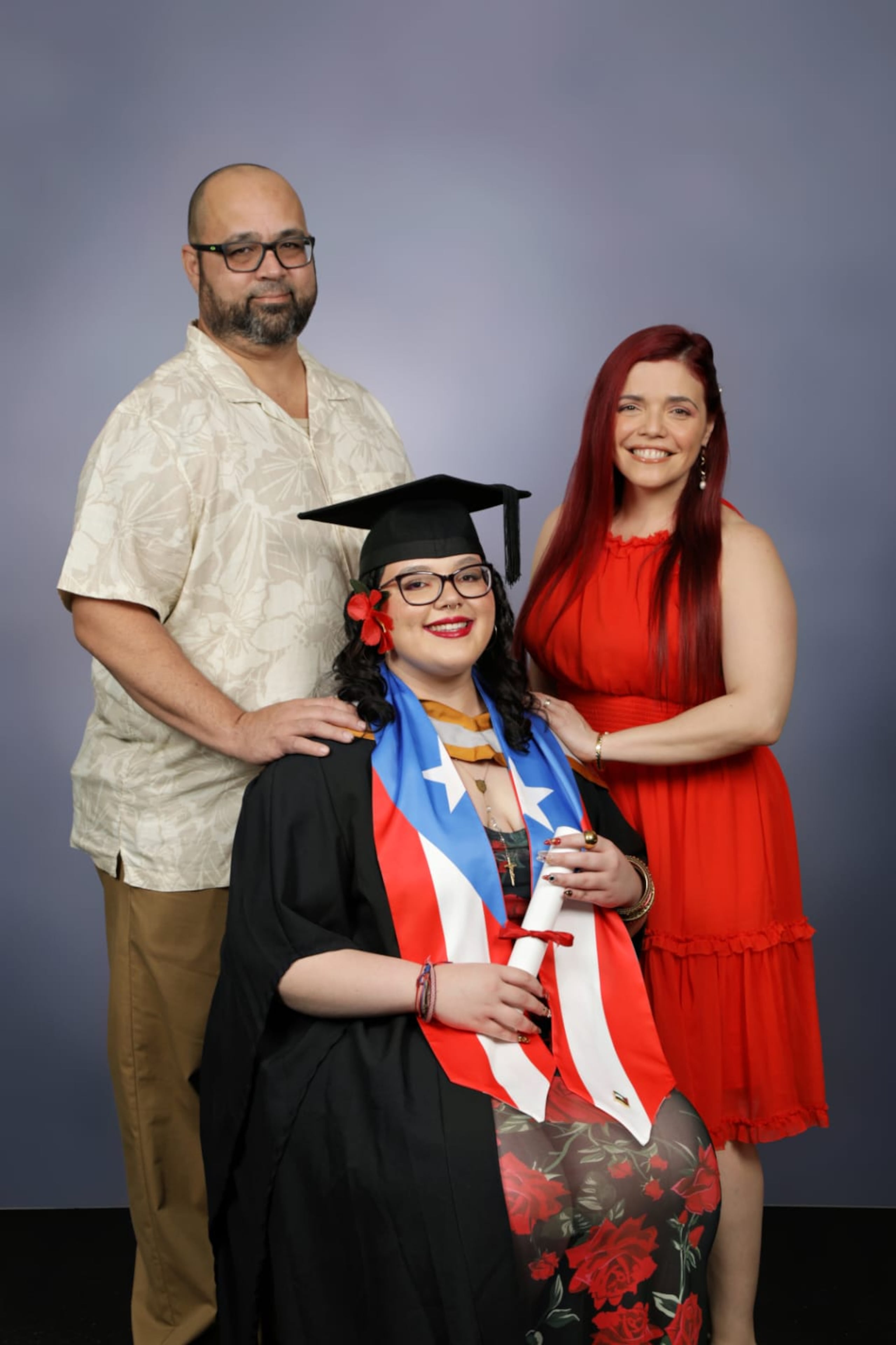 Yolieris Díaz junto a sus padres durante su graduación de bachillerato