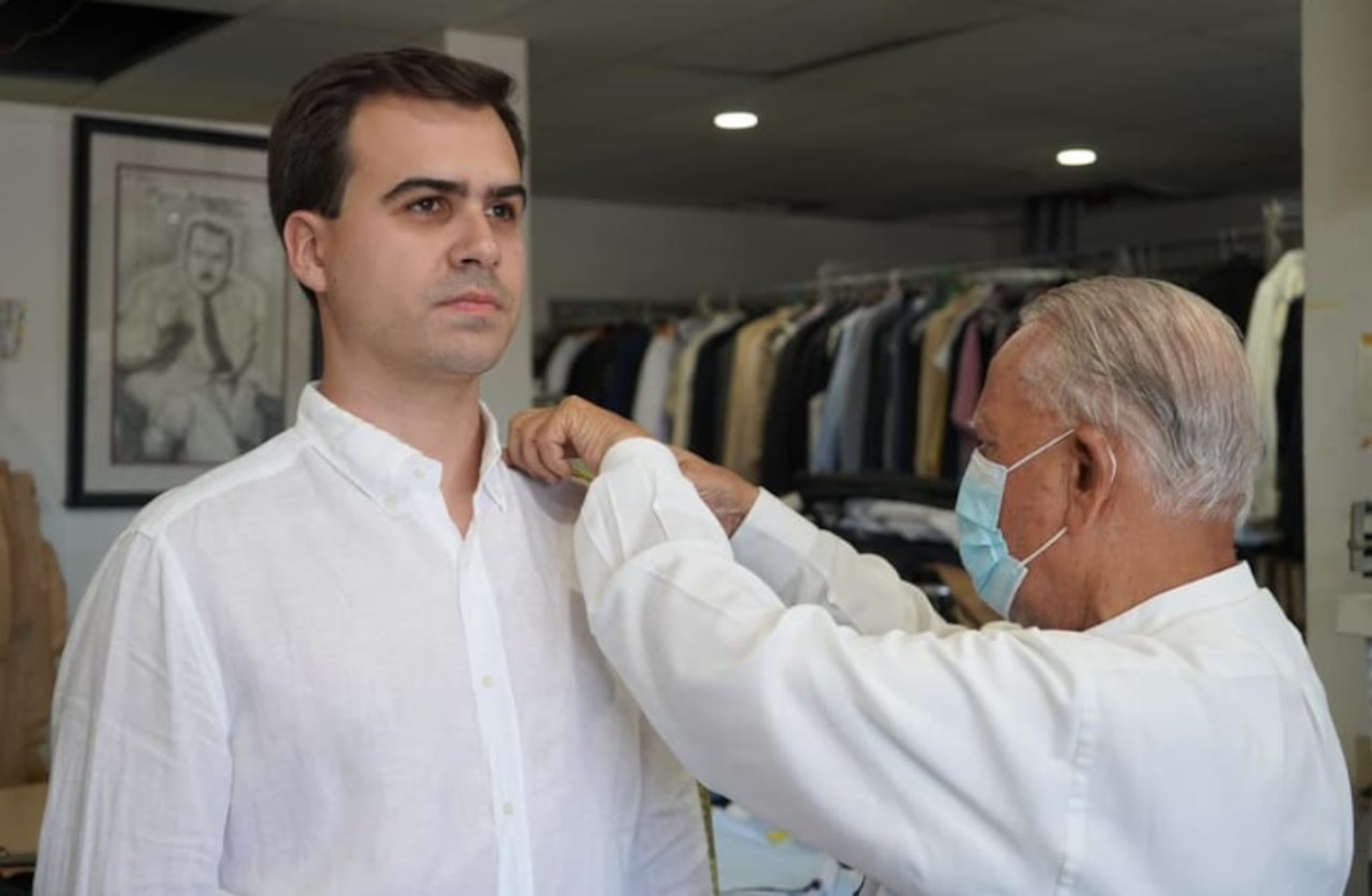 Pablo José Hernández, aspirante a comisionado residente en Washington por el PPD, junto a Santos "El Negro" Ortiz en la Sastrería Gobernador, en Cabo Rojo.