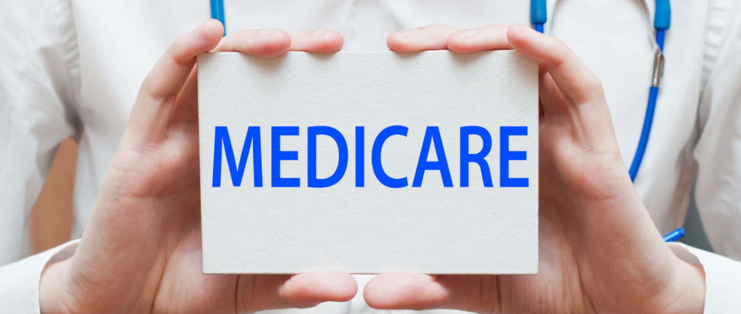 Una vez que recibas tu nueva tarjeta de Medicare, destruye tu tarjeta anterior de Medicare y empieza a usar tu nueva tarjeta de inmediato. (Shutterstock)