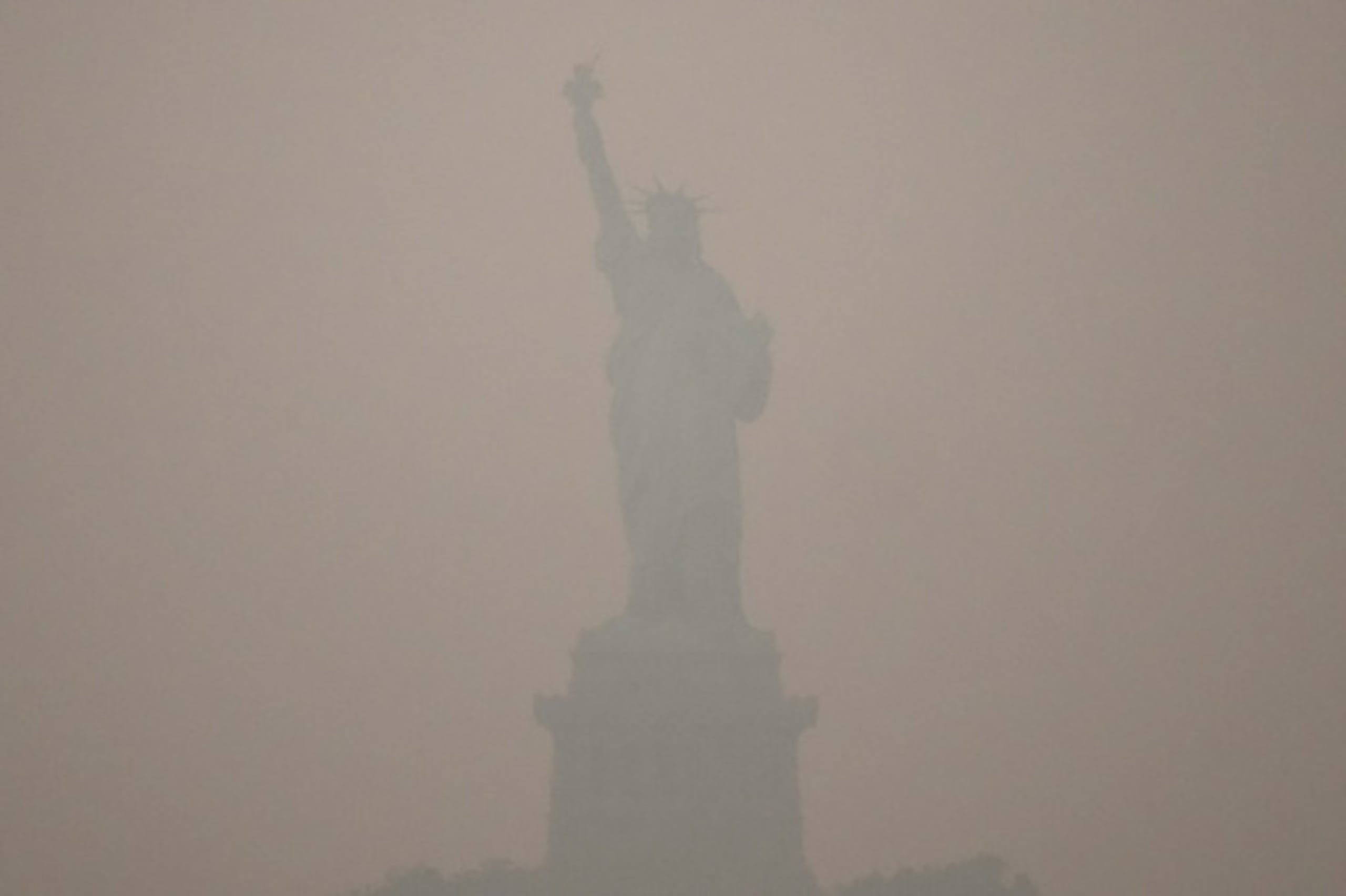 La Estatua de la Libertad envuelta en el humo provocado por los incendios forestales procedentes de Canadá, el jueves 16 de julio de 2026, en Nueva York. (Foto AP/Yuki Iwamura)