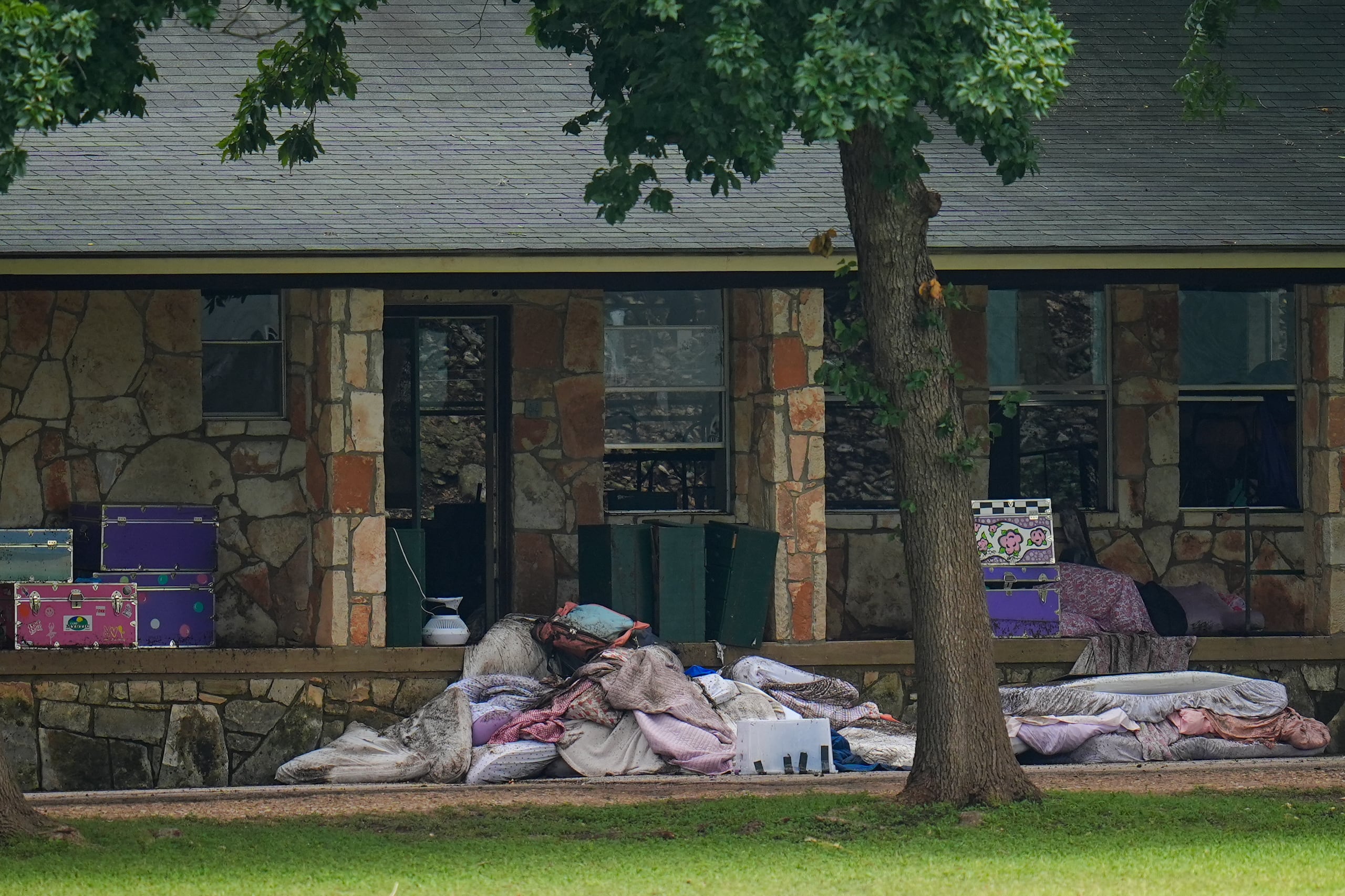 Del total de víctimas en Kerr, 38 son adultos y 21 menores de edad, explicó Leitha Jr. (AP Photo/Julio Cortez)