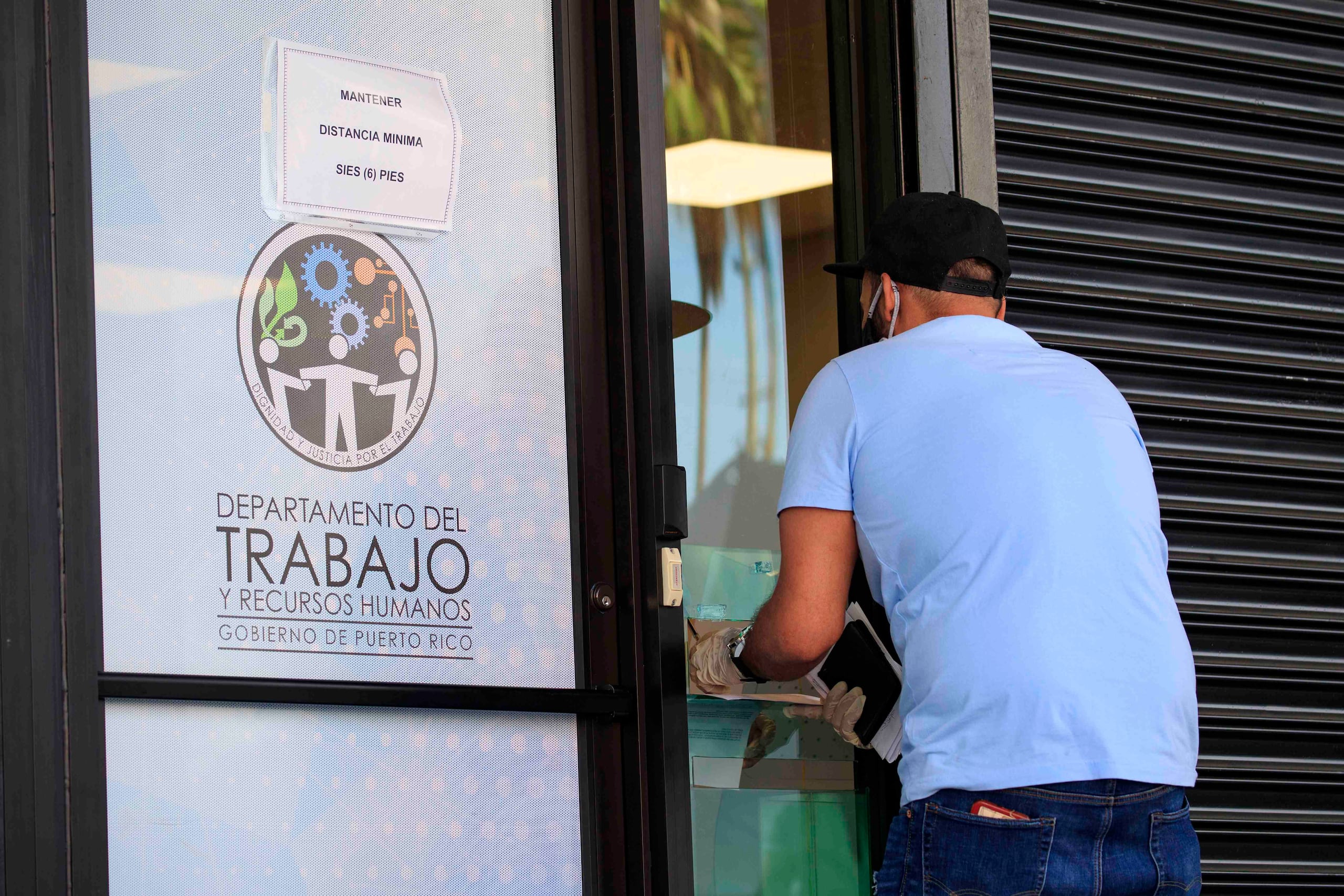 Un hombre busca su cheque del desempleo en el Departamento del Trabajo.