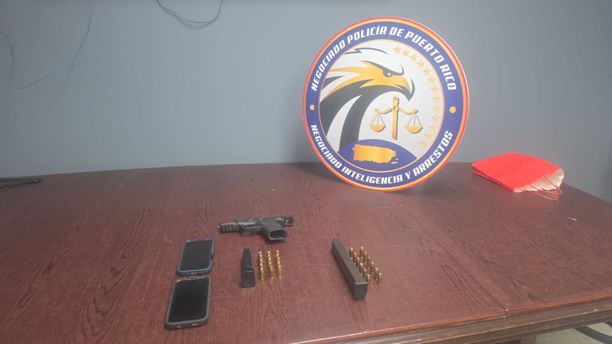 En la camioneta allanada se ocupó un arma de fuego, dos cargadores, balas y dos teléfonos celulares.