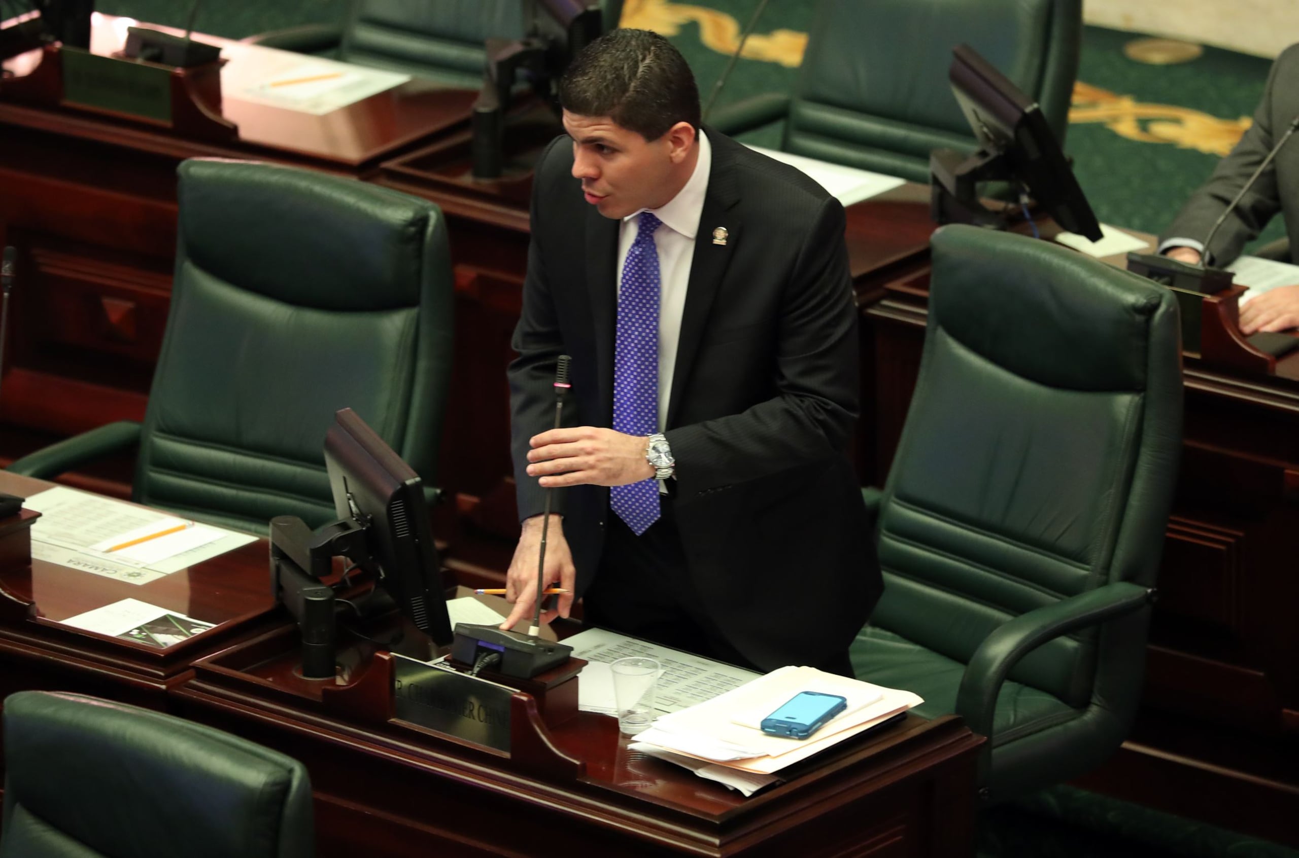 Eddie Charbonier habló después reunirse con residentes y comerciantes de la ciudad amurallada. (GFR Media)