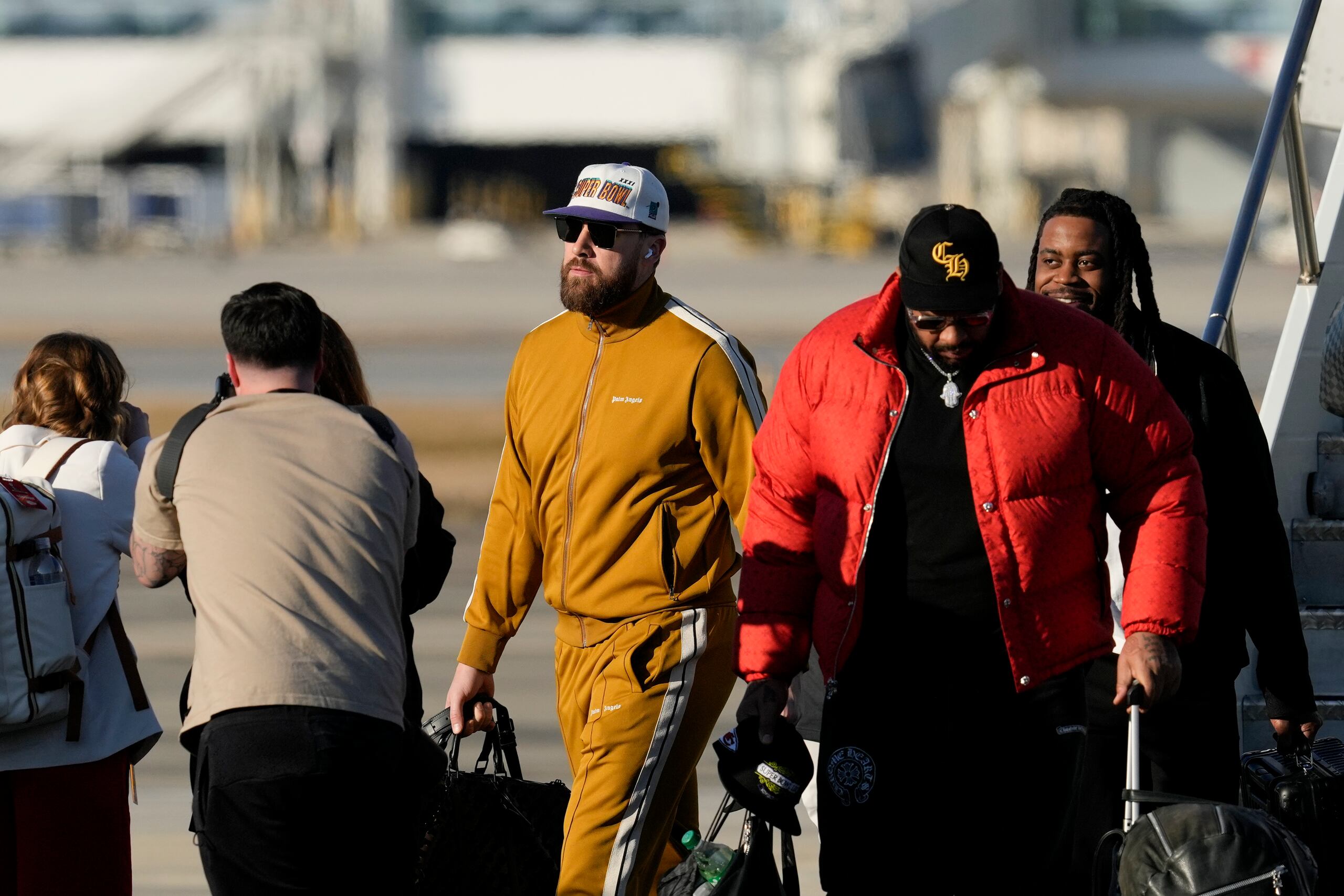 El ala cerrada de los Chiefs de Kansas City, Travis Kelce, llega al aeropuerto internacional de Nueva Orleans, el domingo 2 de febrero de 2025, en Kenner, Luisiana, antes del partido de fútbol americano del Super Bowl 59 de la NFL entre los Eagles de Filadelfia y los Chiefs. (AP Foto/David J. Phillip)