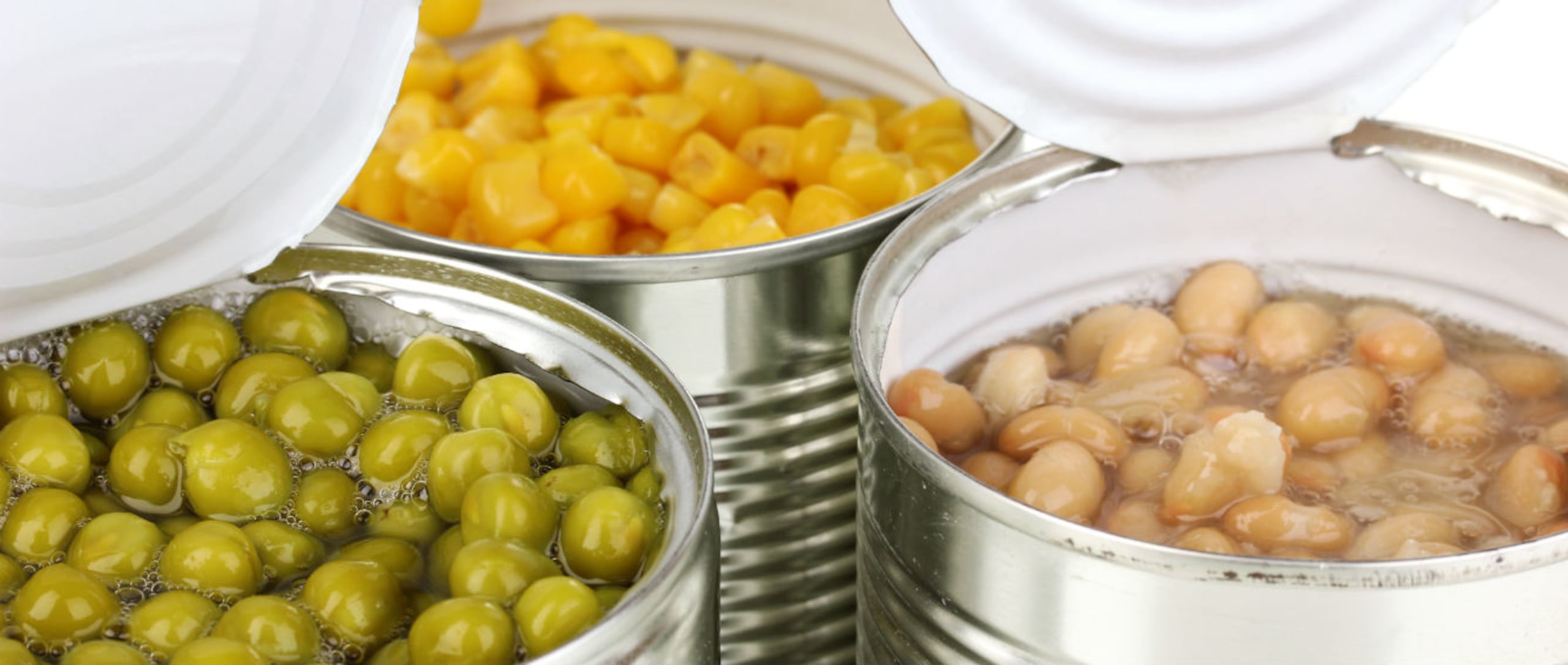 Algunos ejemplos de alimentos procesados van desde los cereales de caja azucarados que comes en el desayuno, hasta nuestras comidas con vegetales enlatados o en las carnes. (Shutterstock)