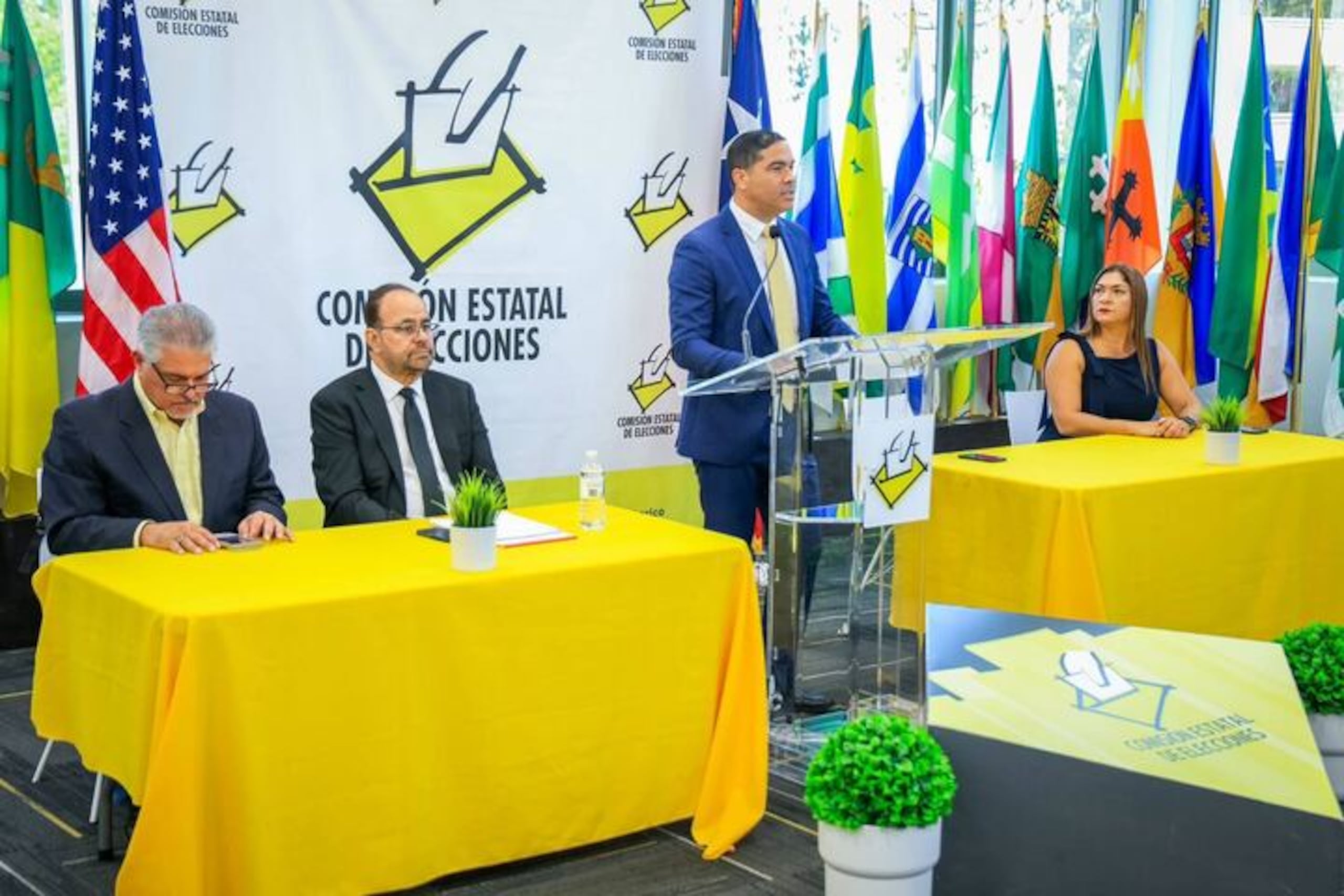 El presidente de la CEE, Jorge Rivera Rueda, indicó que todos los colegios para la elección especial estaban abiertos y el proceso corriendo sin problemas.