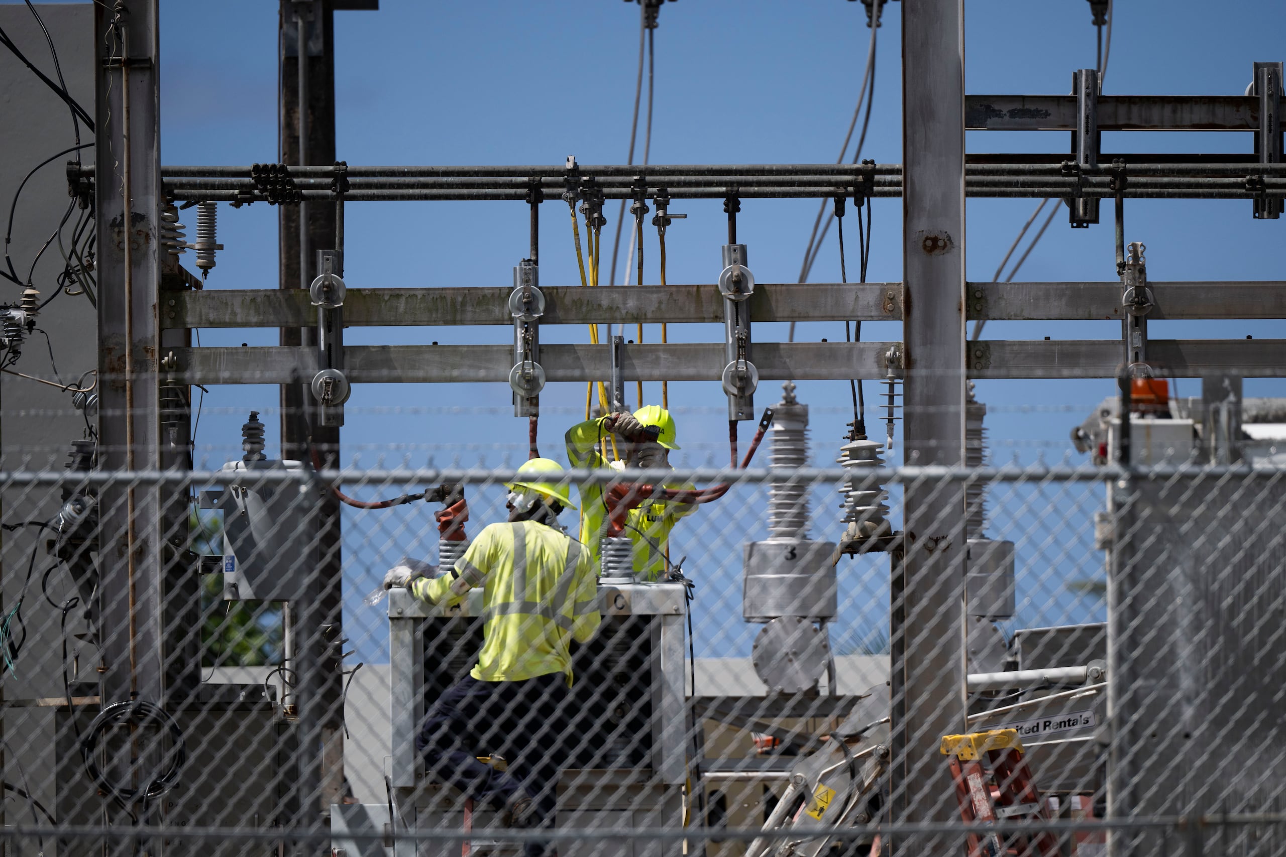 Empleados de la compañía LUMA Energy trabajan en una subestación de energía eléctrica.