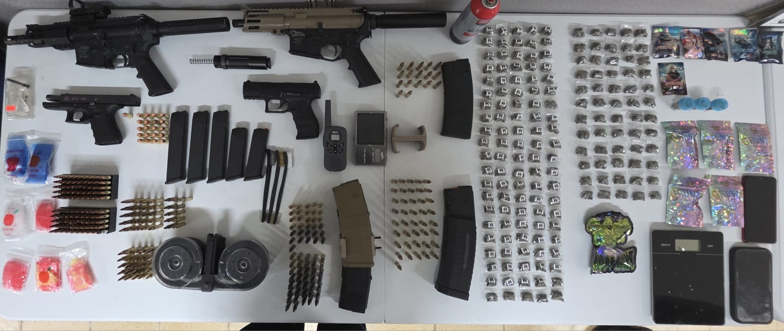 Armas ilegales ocupadas por agentes de la División de Drogas y Narcóticos en Caguas durante dos intervenciones.
