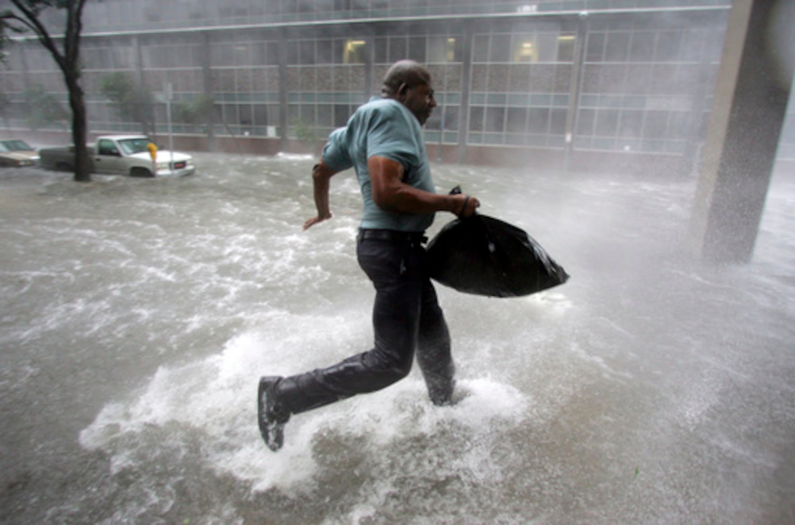 Nueva Orleans ha implementado un sistema de diques, bombas y barreras que buscan contener el ingreso del agua, pero especialistas advierten que no será suficiente.