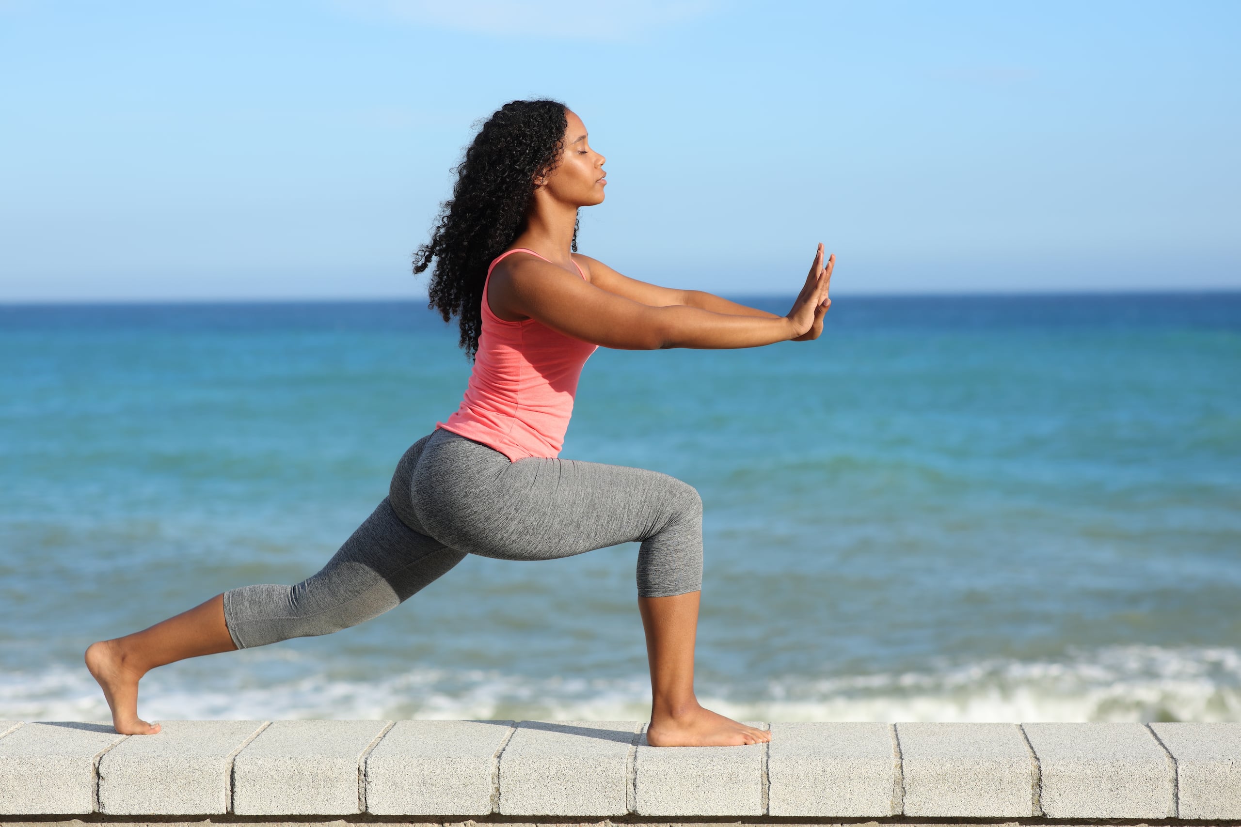El taichí y el qigong combinan movimientos suaves y fluidos con técnicas de respiración profunda y consciente que estimulan la relajación, mejoran el equilibrio y reducen el estrés.