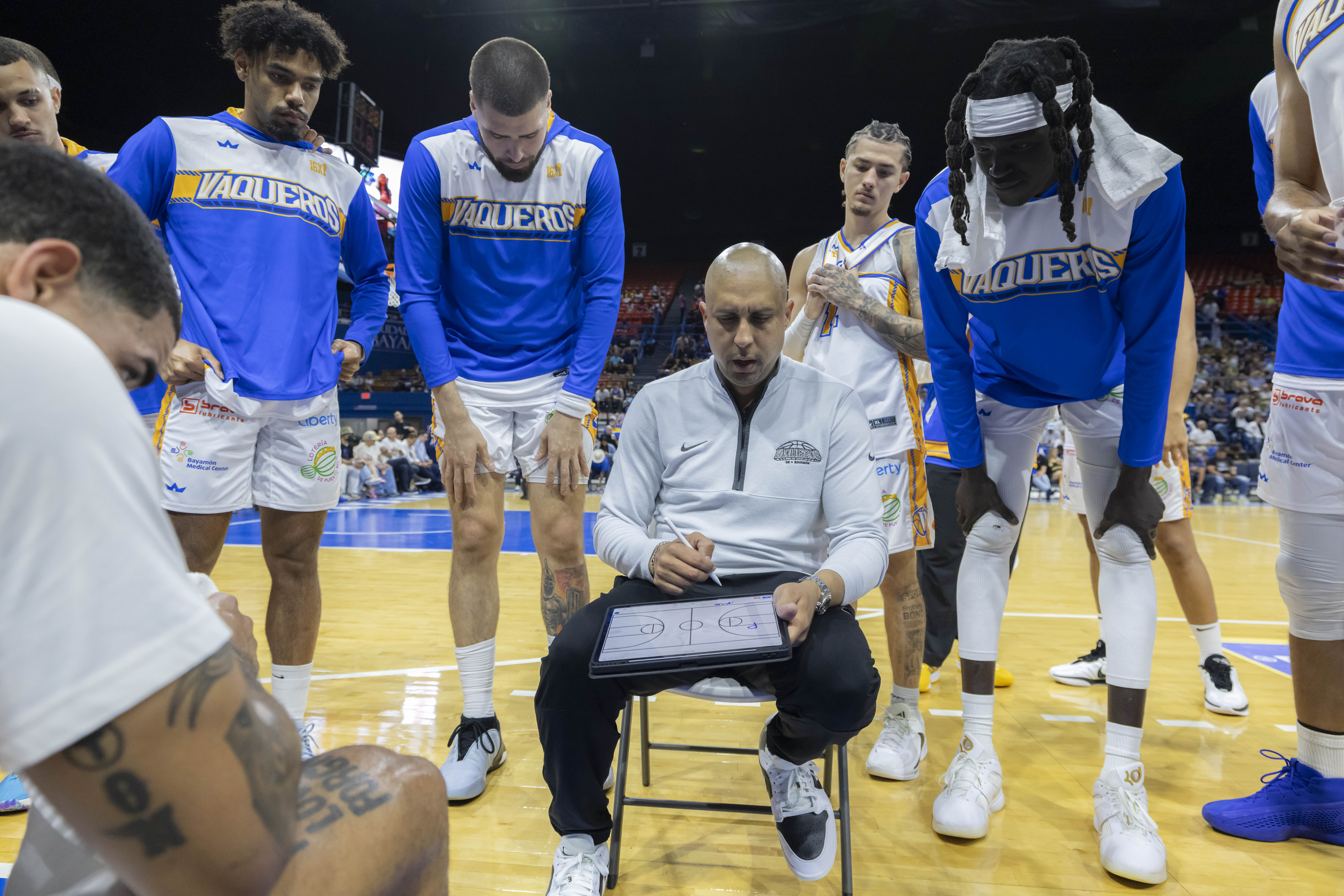 Nelson Colón impartiendo instrucciones a los Vaqueros de Bayamón en el Baloncesto Superior Nacional.