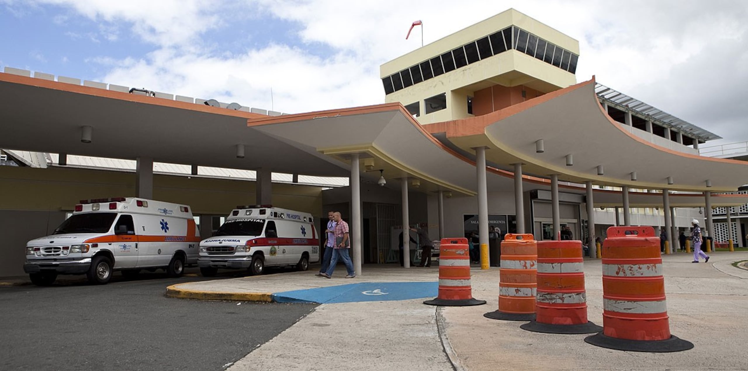 Uno de los heridos del accidente de Aguada fue trasladado en ambulancia al Centro Médico de Río Piedras. (GFR Media)