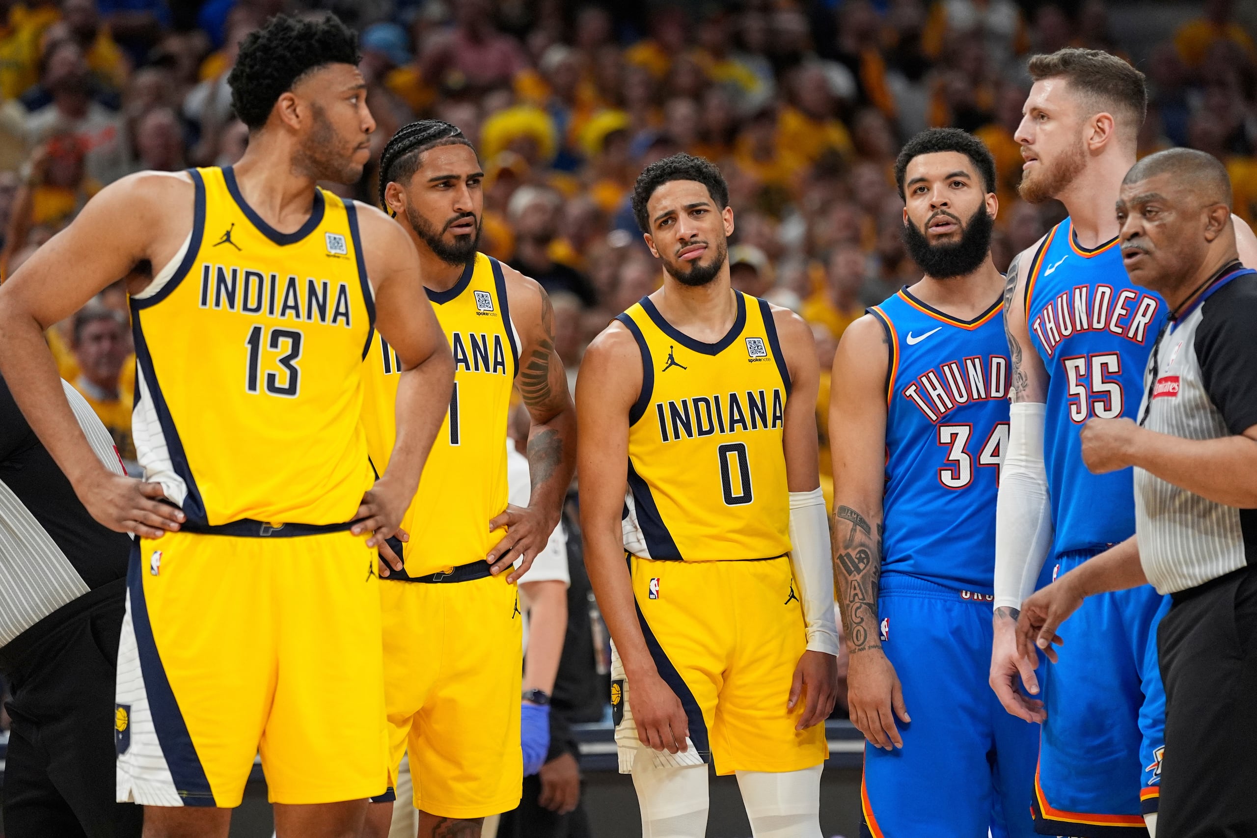 Tony Bradley (13), pívot de los Pacers de Indiana, mira a Isaiah Hartenstein (55), pívot del Thunder de Oklahoma City, tras una falta, mientras el base Tyrese Haliburton (0) mira a Bradley durante la segunda mitad del Juego 6 de la Final.