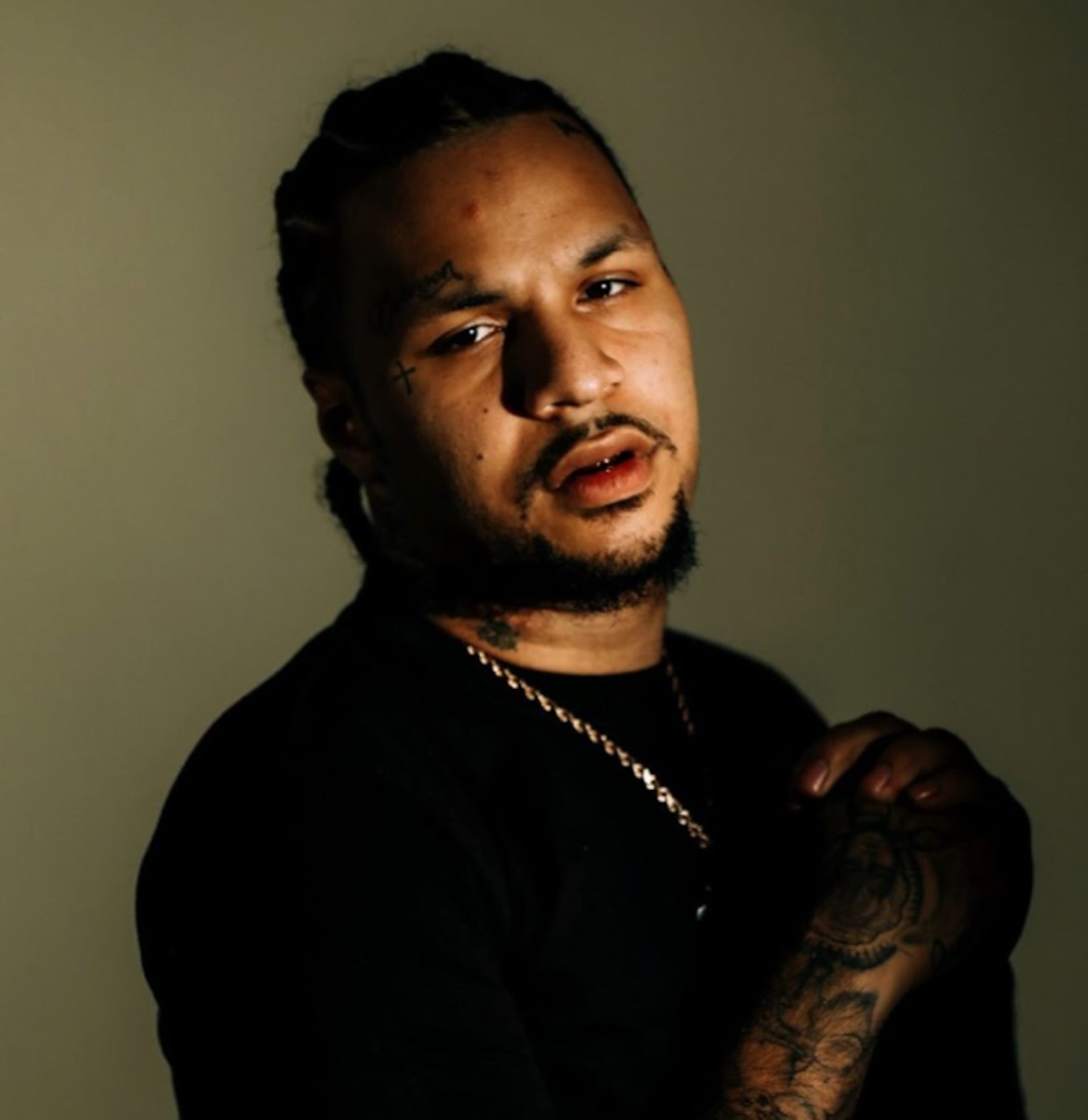 El sencillo se inspira en la narrativa de la calle.