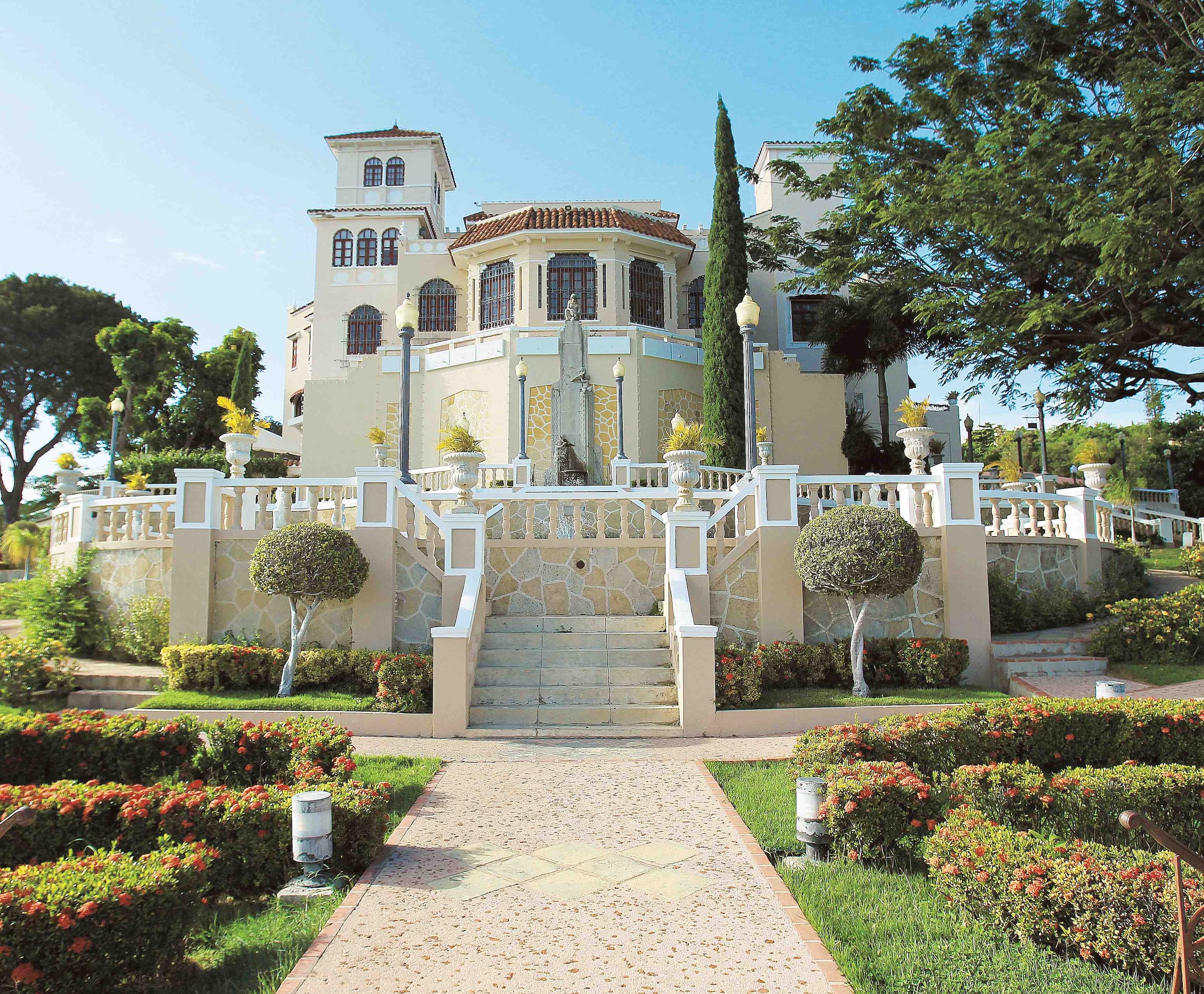 La exposición de Antonio Martorell abre con un autorretrato de la serie de año viejo. (Archivo/GFR)