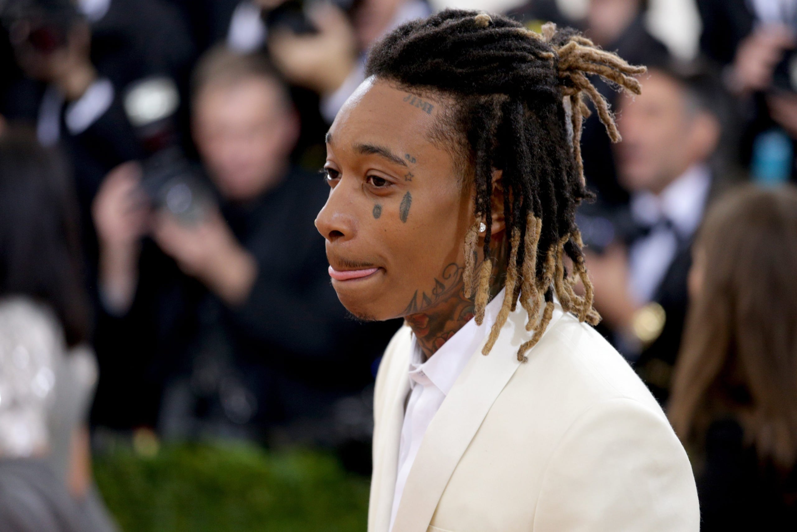 El rapero Wiz Khalifa generó controversia al visitar la tumba de Pablo Escobar.