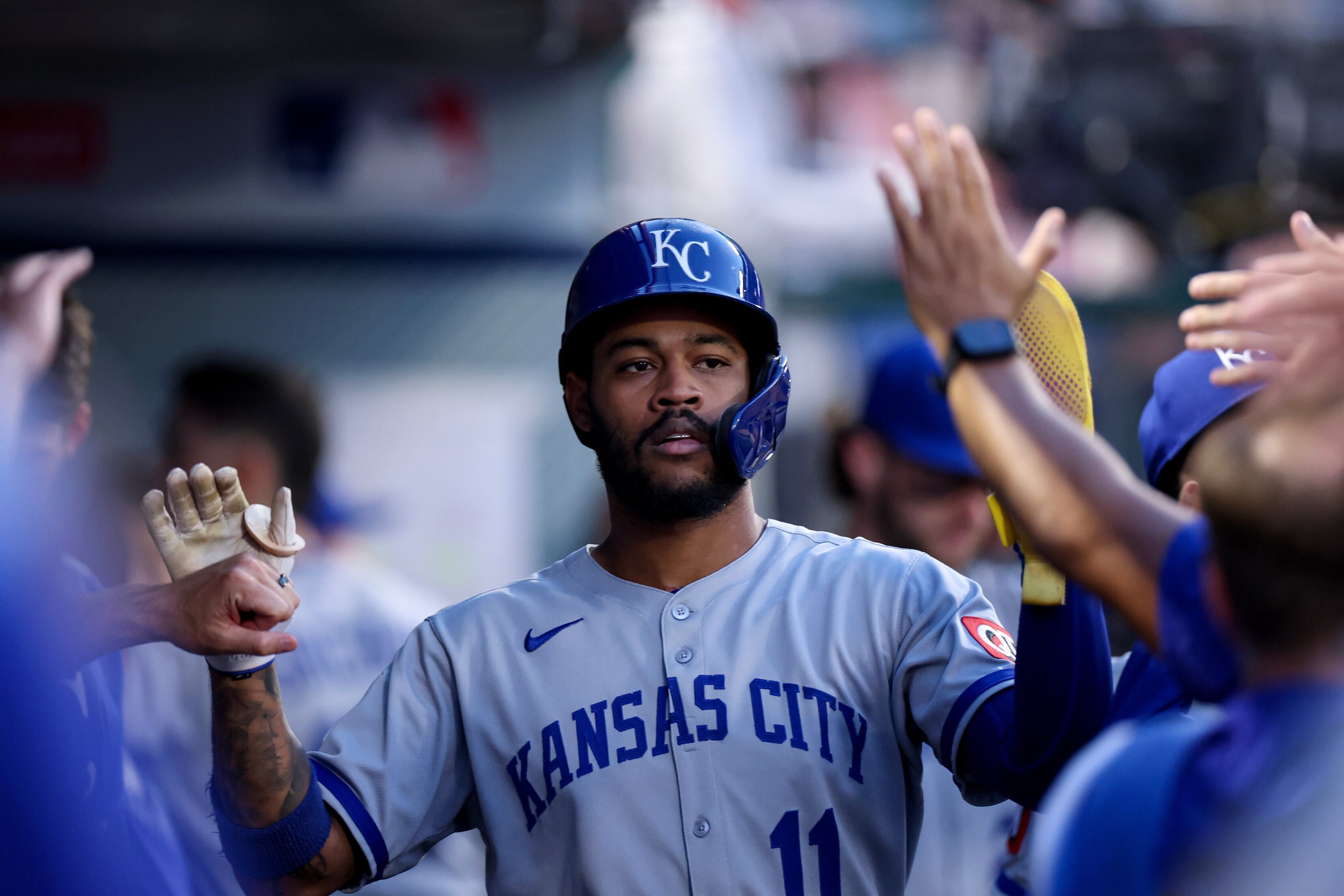 ARCHIVO - Maikel Garcia (11) de los Reales de Kansas City tras anotar una carrera en un juego contra los Angelinos de Los Ángeles, el 23 de septiembre de 2025, en Anaheim. (AP Foto/Eric Thayer)