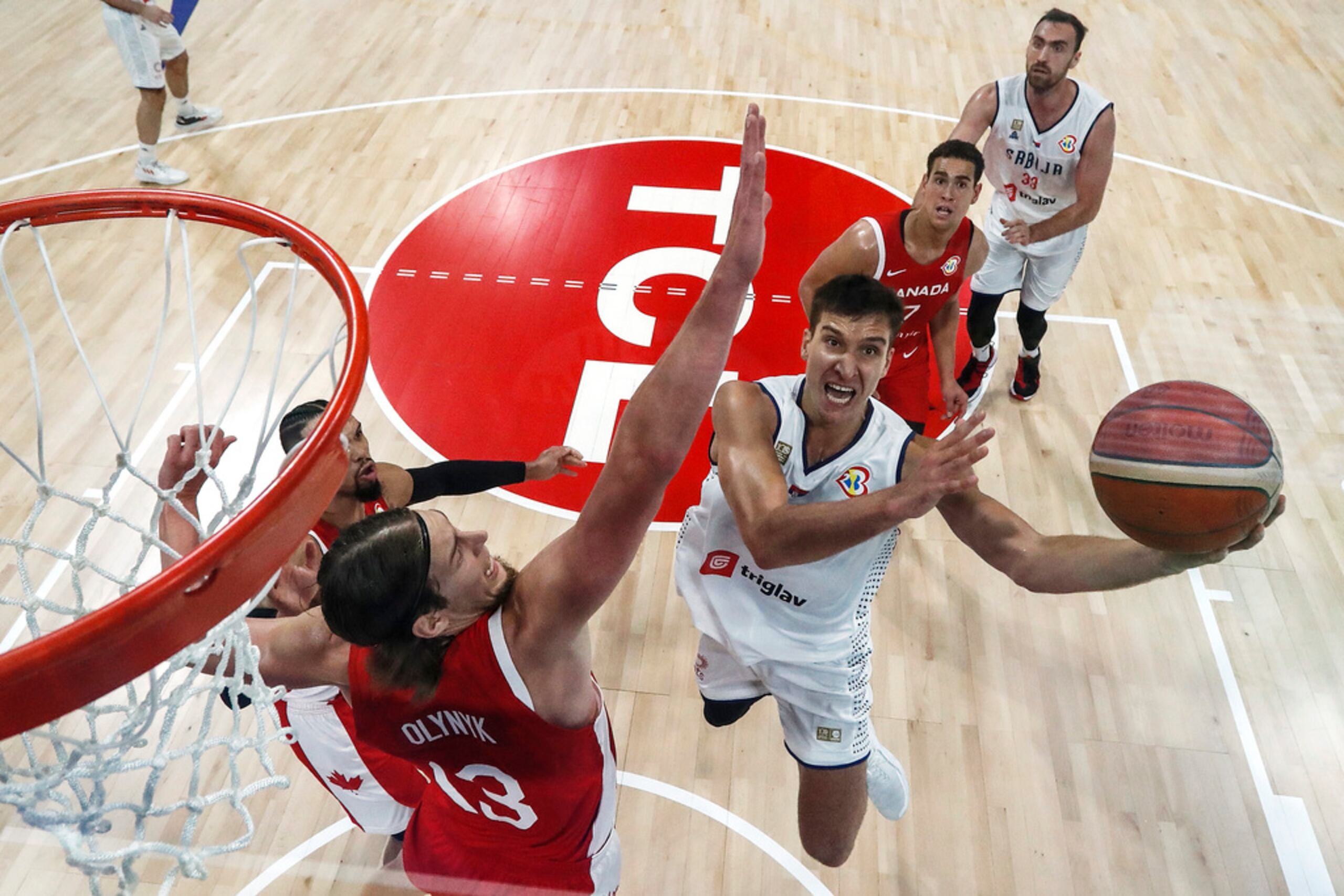 El serbio Bogdan Bogdanovic avanza hacia la canasta mientras lo defiende el canadiense Kelly Olynyk en el encuentro de semifinales de la Copa Mundial de baloncesto.