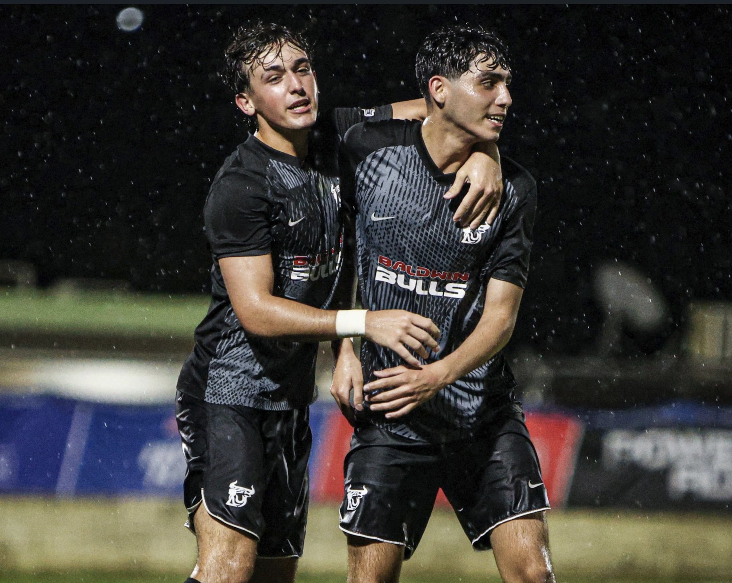 Ramón Cobián y Bayoán Arce, de Baldwin, celebran su gran victoria.