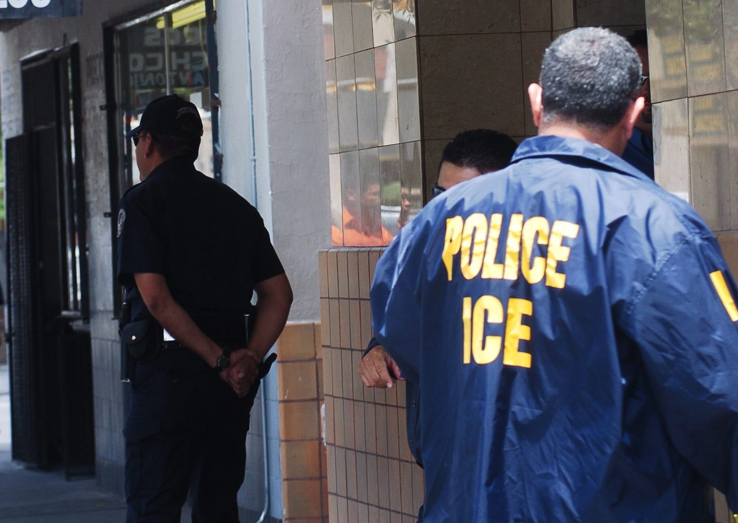 La redada incluyó la detención de un ciudadano mexicano de 36 años que, según el ICE, había sido acusado anteriormente de conducir bajo los efectos del alcohol, posesión de cocaína y reingreso ilegal.